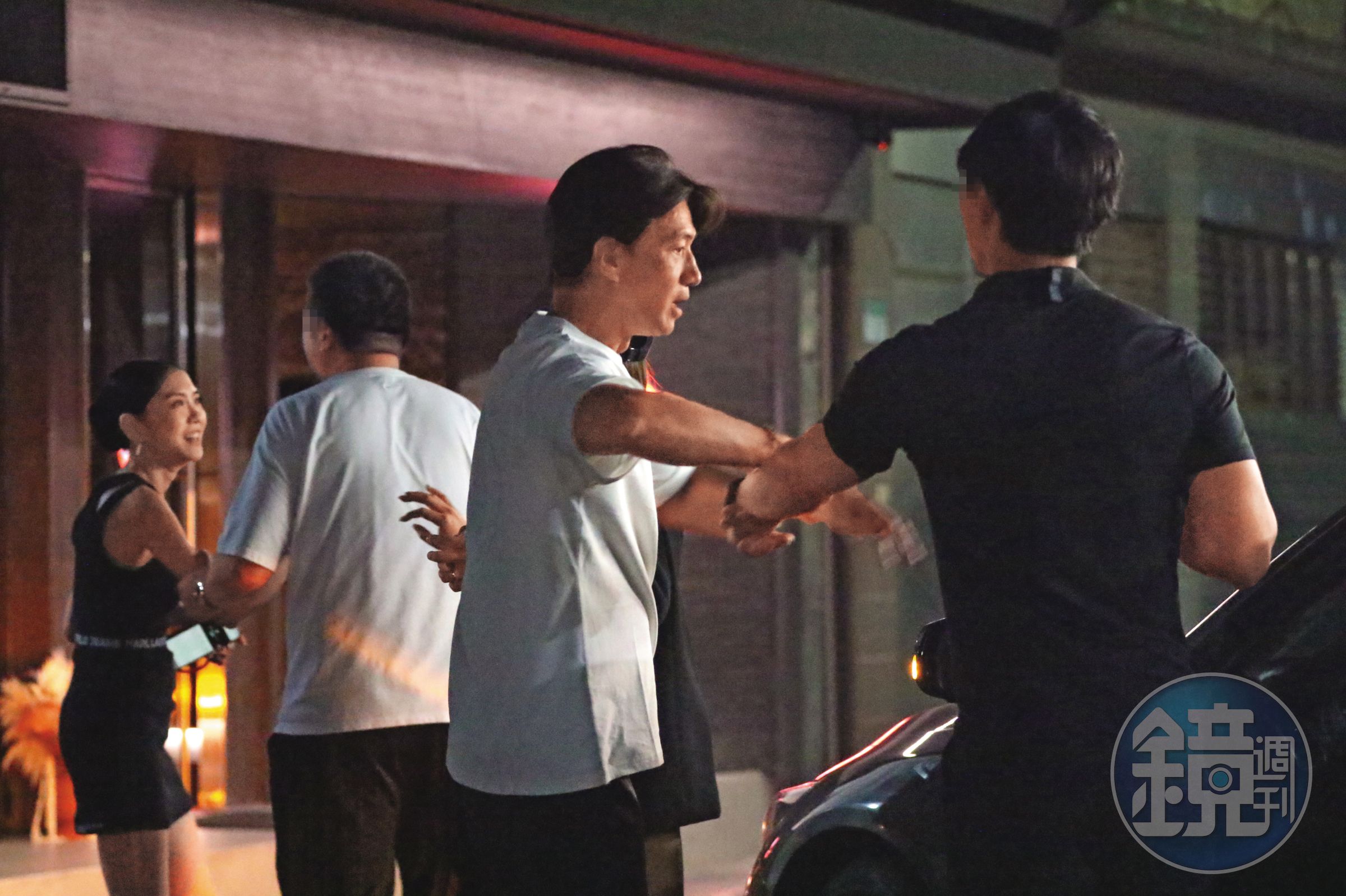 10月4日01:10,見楊千霈(左一)越「盧」越起勁,Jeremy(右二)隨即上前打圓場。