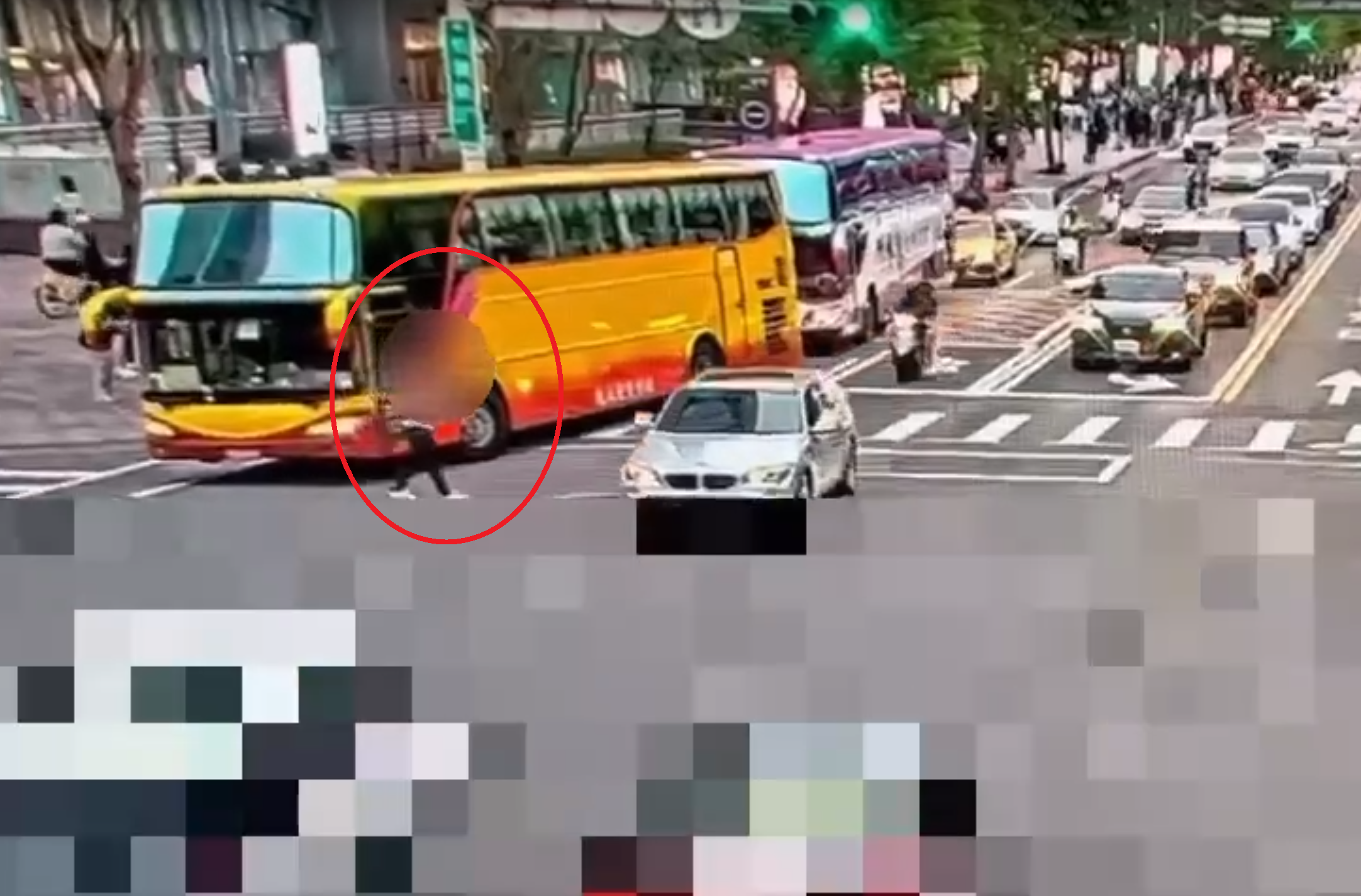 一名吳姓男子昨日在信義商圈闖紅燈未走行人穿越道，遭警攔下後竟爆罵，與警方僵持，但最後仍被開罰500元。（翻攝畫面）