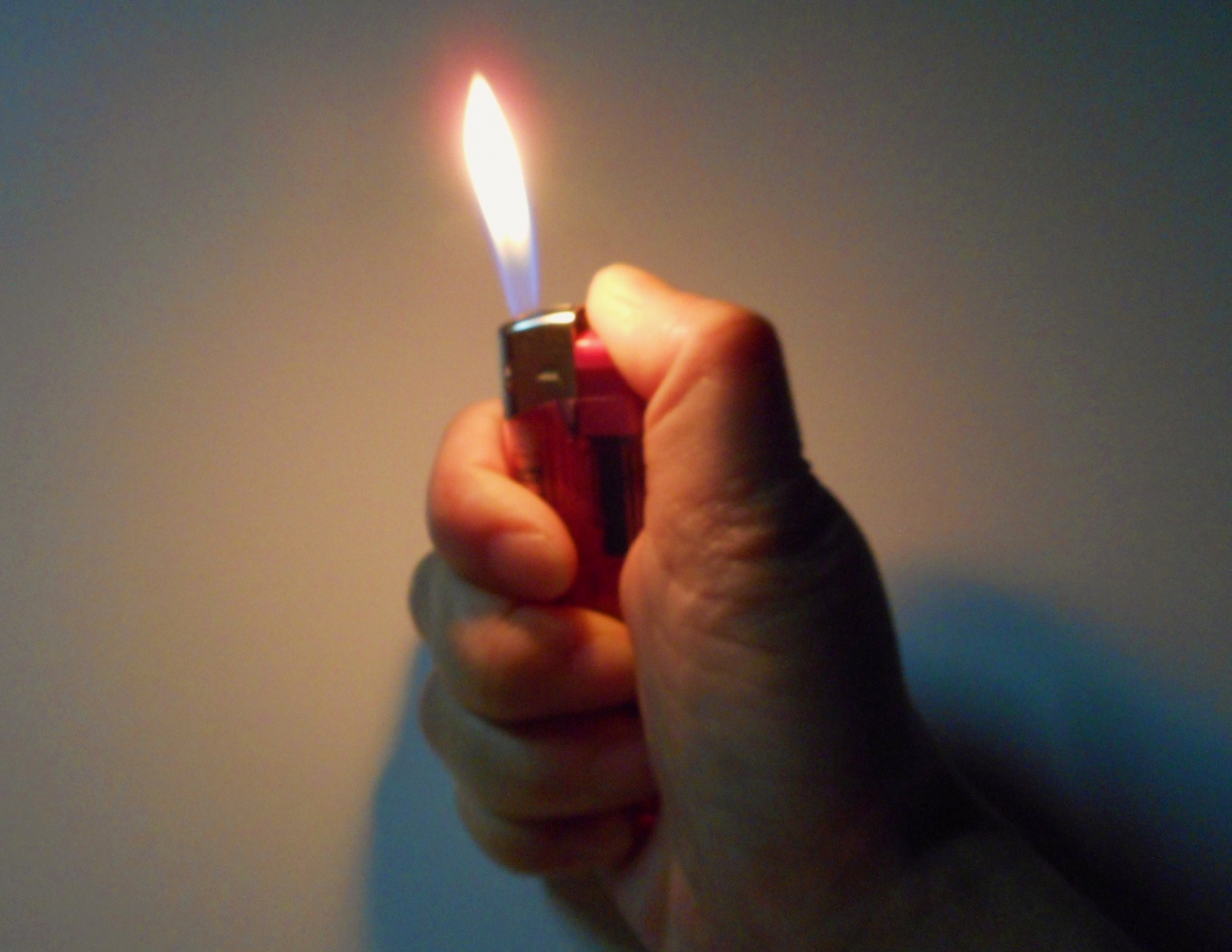 巴西一名人妻發現丈夫偷吃小姨子，憤而火燒丈夫下體報復。（示意圖，photoAC）