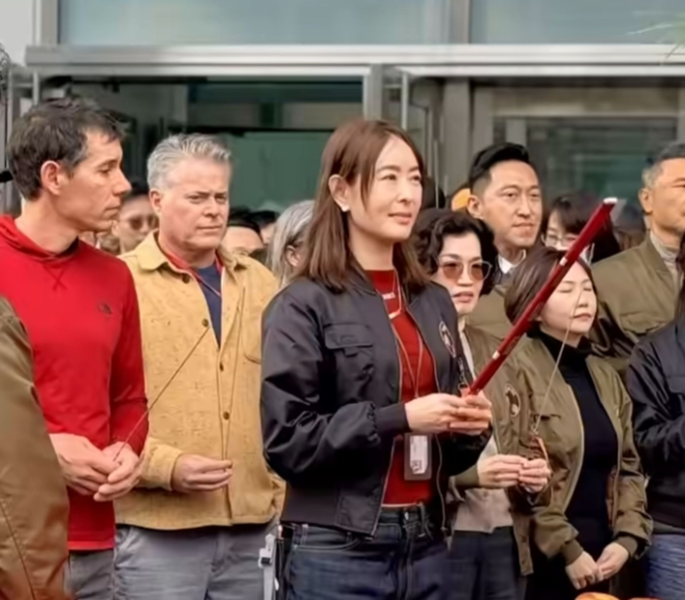 賈永婕率101和Netflix團隊在101門口祈福希望一切順利,霍諾德也入境隨俗拿香跟著拜。(翻攝自賈永婕臉書)