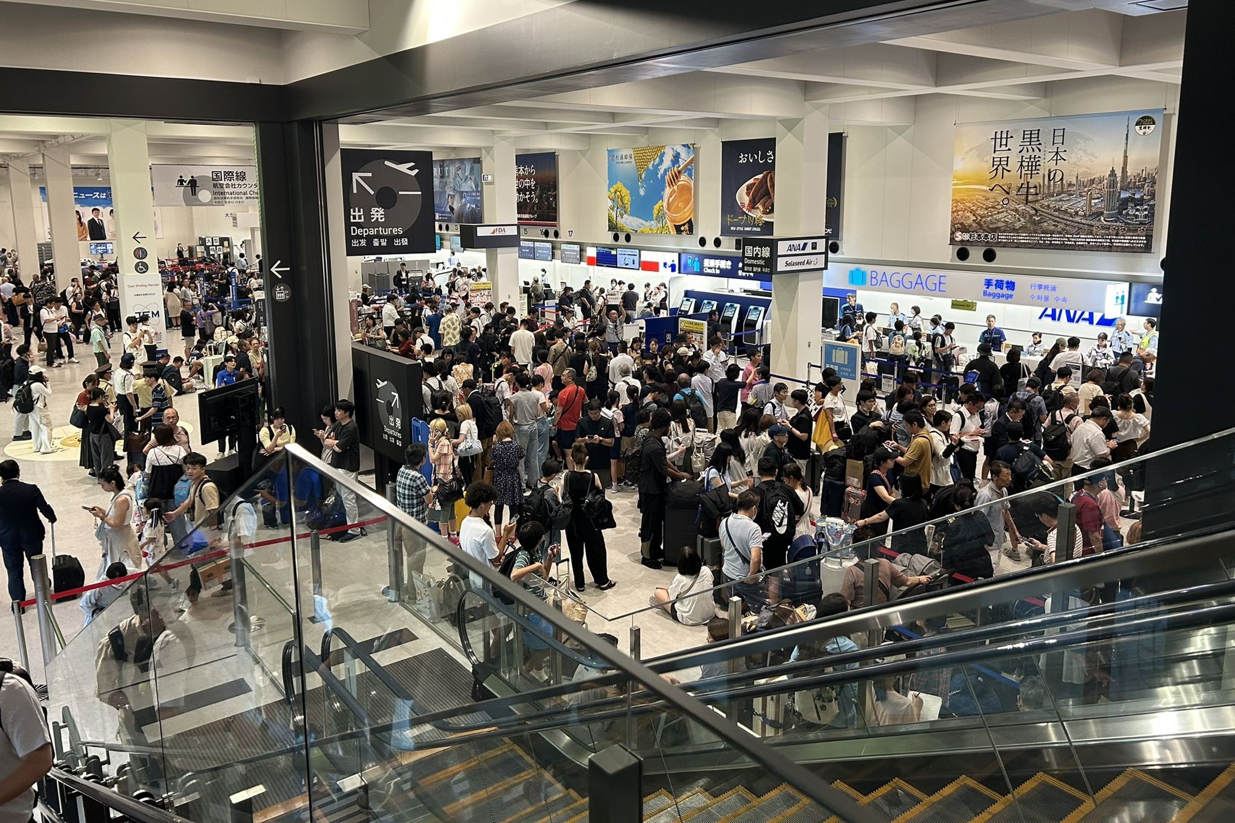 受到震度7強震影響,熊本機場跑道已於當地時間下午4時40分關閉。(翻攝自@takoyaki_kero X)