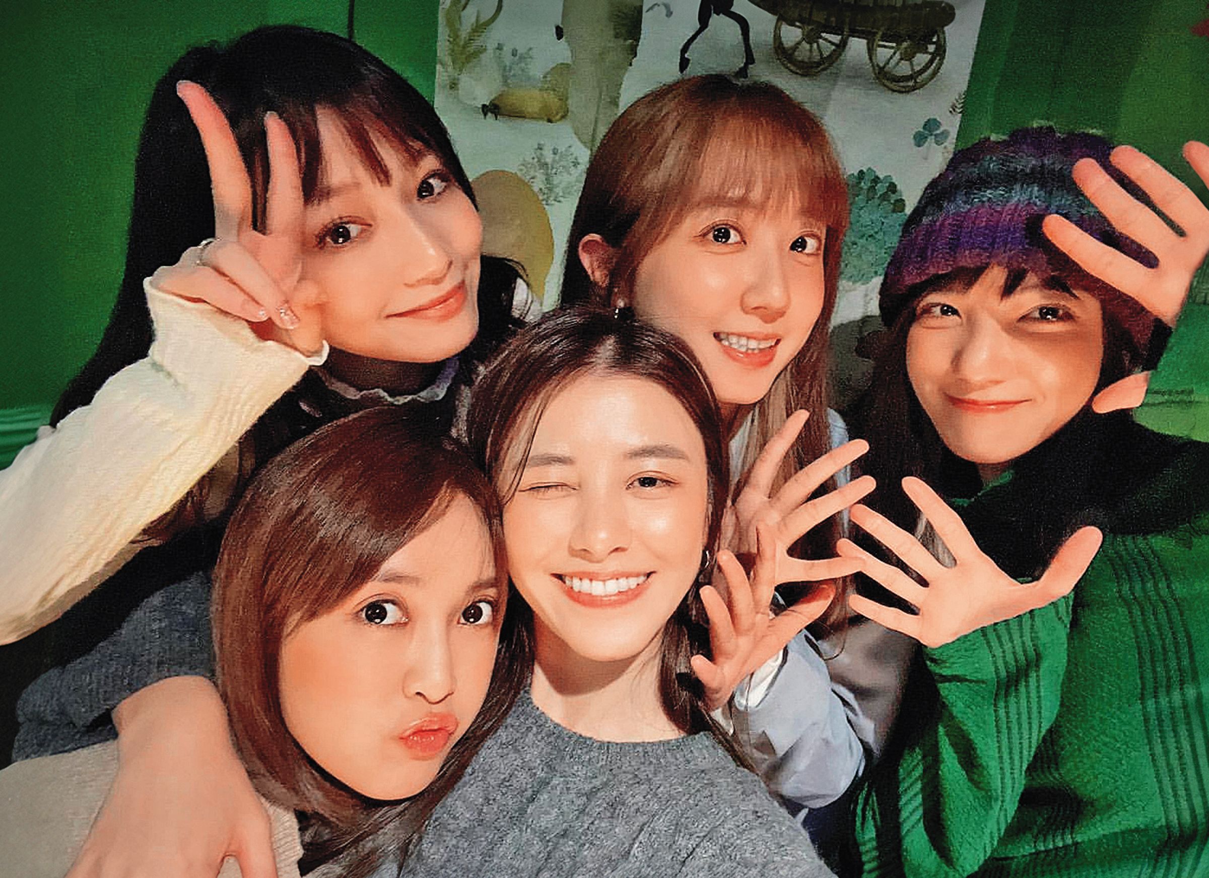庭瑄(後排右)之前所屬的女團「Popu Lady」雖已形同解散,但還是會上傳私下聚會的紀念寫真。後排左為寶兒、後排中為洪詩,前排左為大元、前排右為宇珊。(翻攝自庭瑄IG)