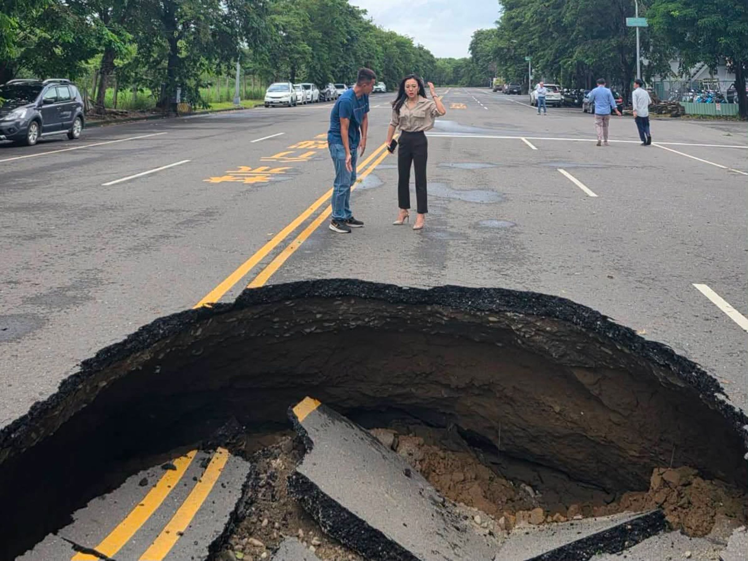 高雄楠梓區芎林路100號路上出現超大天坑。（翻攝自白喬茵臉書）