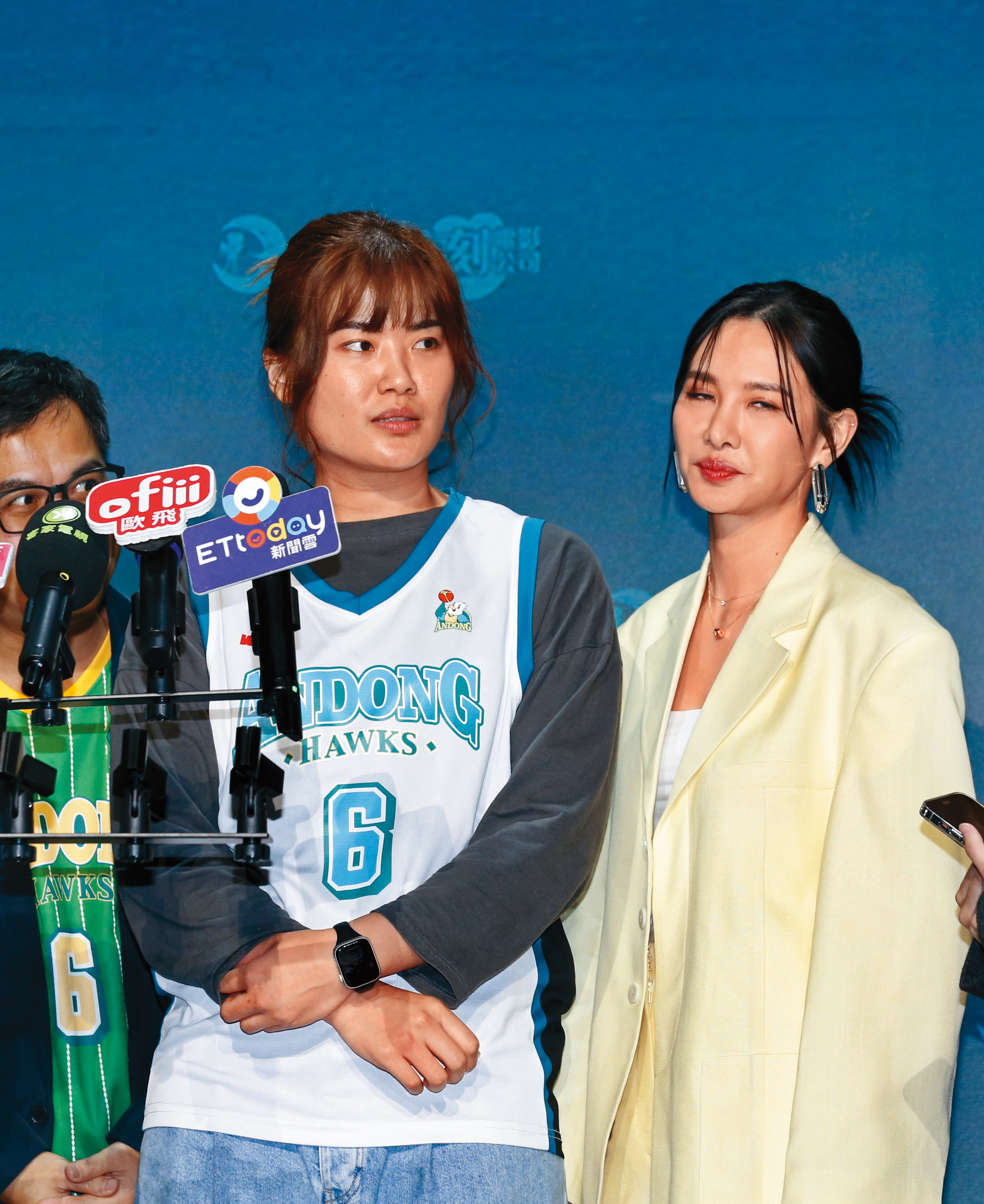 安心亞(右)被大家虧「有點ㄎㄧㄤㄎㄧㄤ」,忍不住白眼「skr而止」。