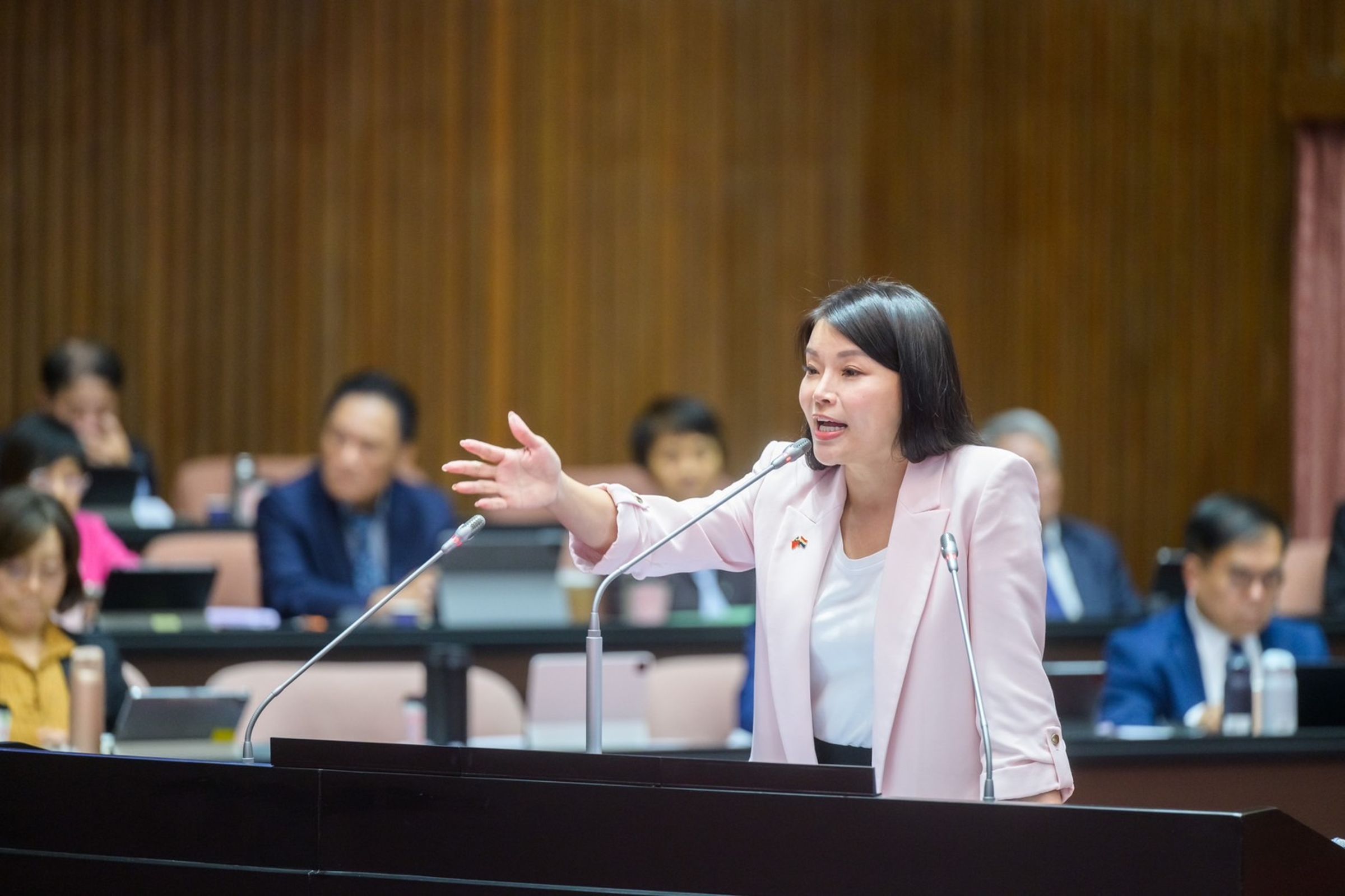 張嘉郡今日針對公糧收購價格議題質詢。（張嘉郡國會辦公室提供）
