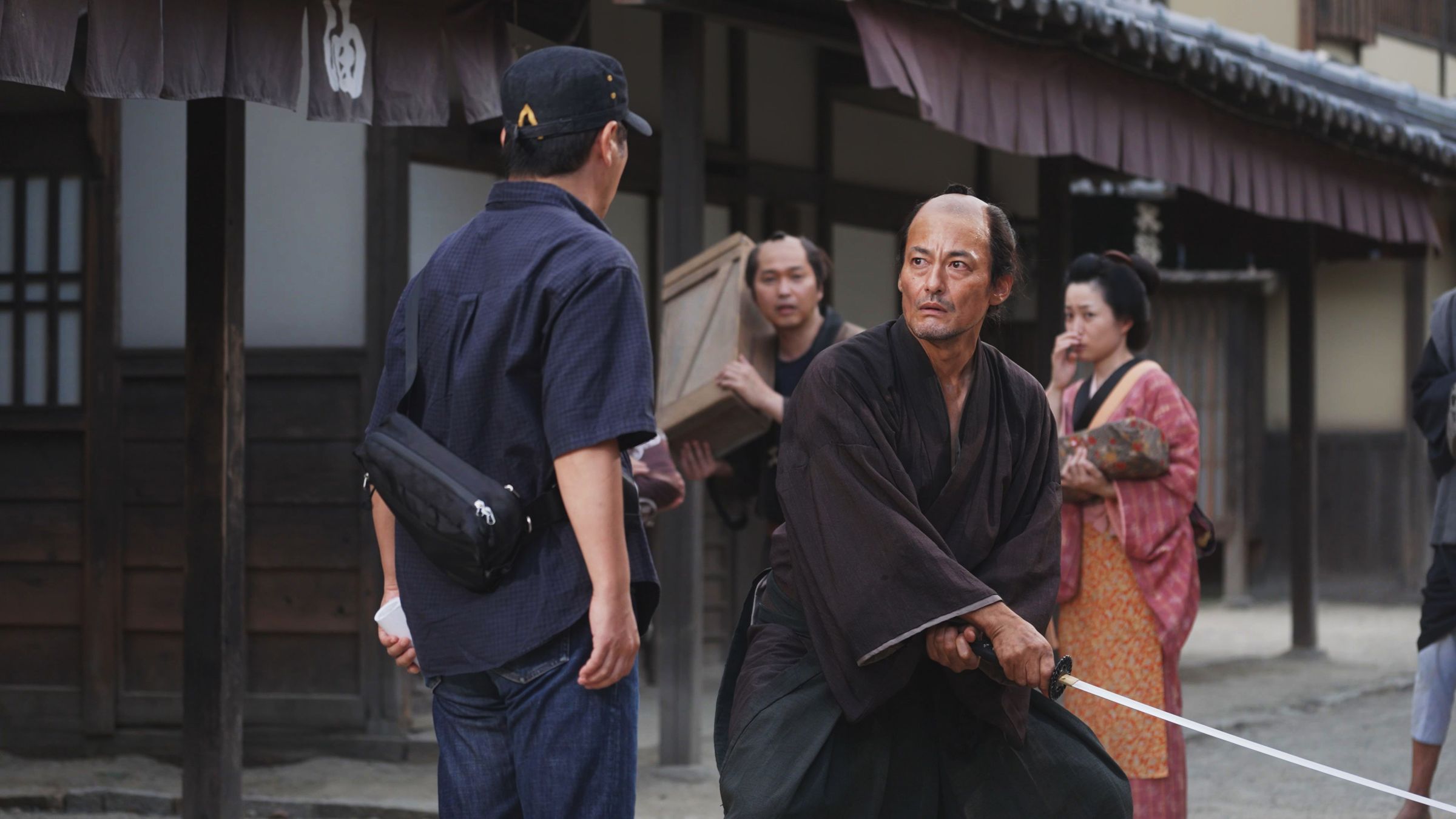 山口馬木也(右2)在電影《超時空武士》飾演一名幕末武士,因閃電意外穿越至現代的時代劇拍攝現場。(光年映畫提供)