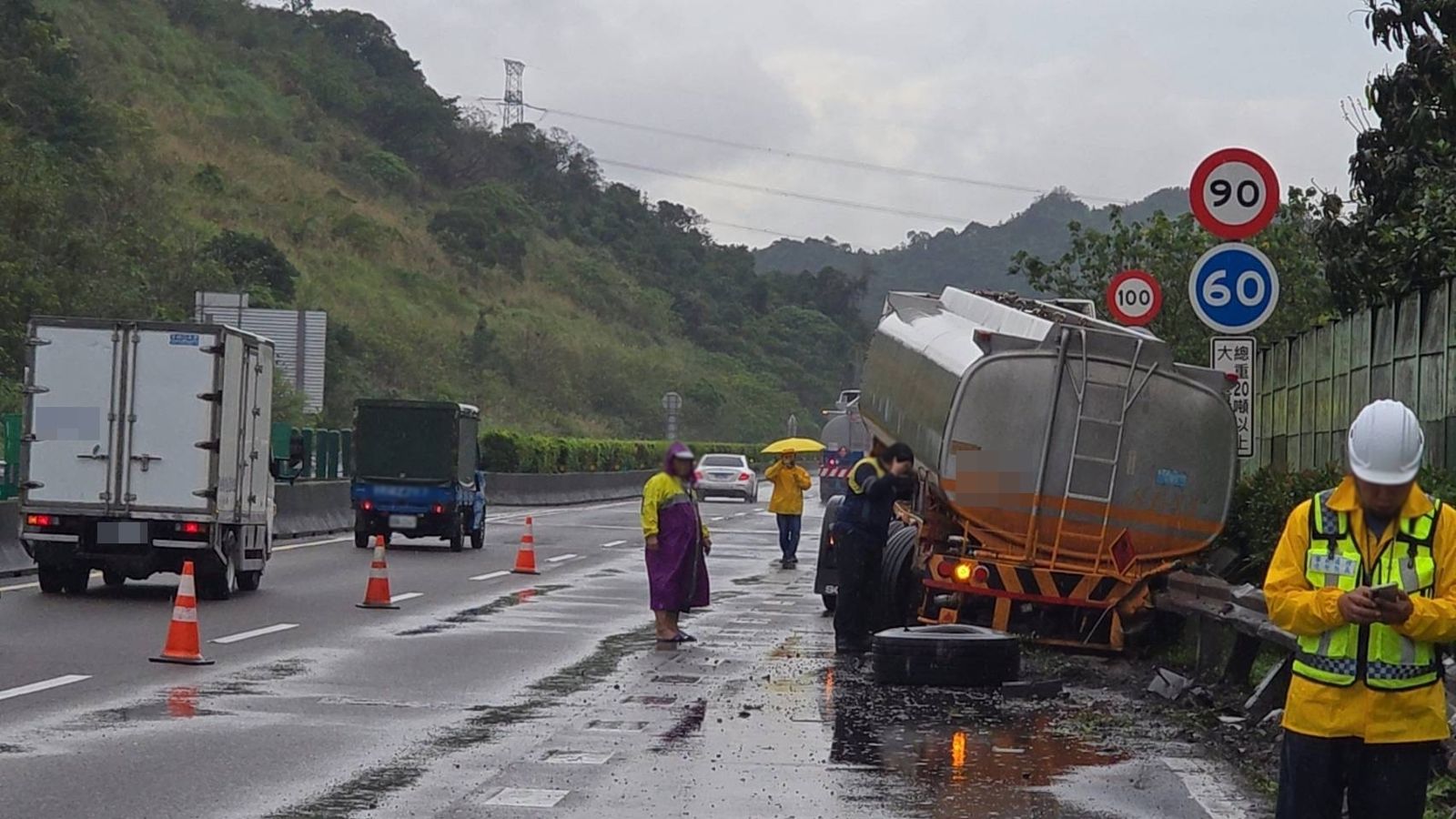 國道聯結車載運「危險物品」…自撞爆胎 警消戒備現場狂塞6公里