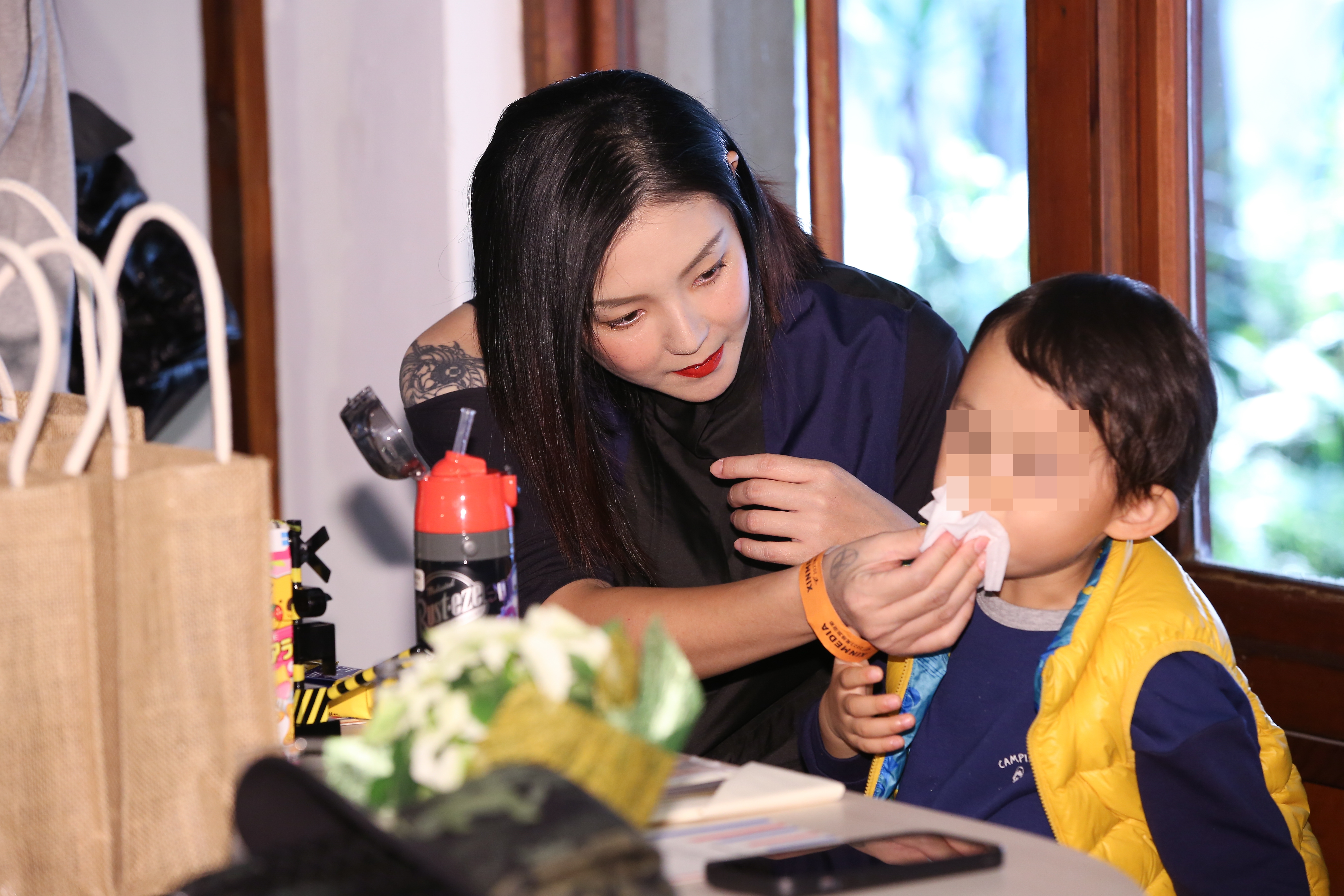 歐陽靖出席活動帶著身體微恙的兒子一邊照顧。