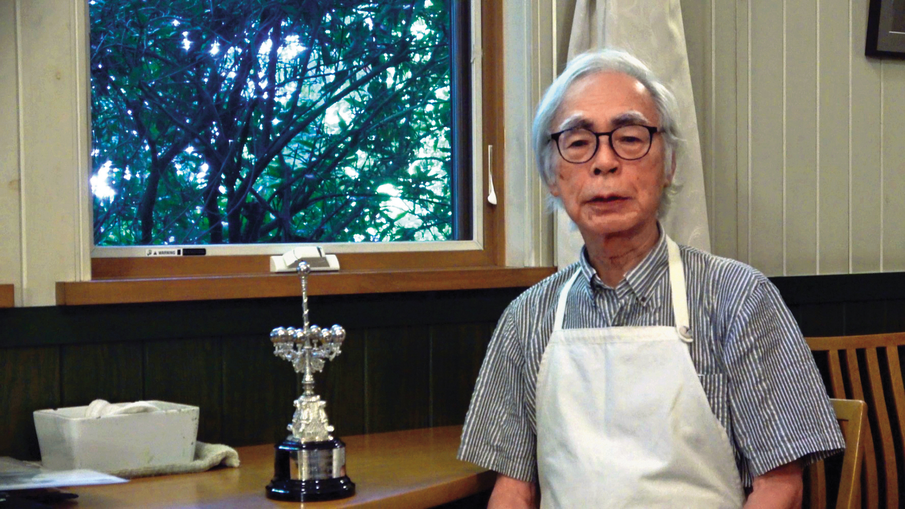 日本導演宮﨑駿是上屆榮譽獎The Donostia Award得主之一,不克前往的他事後與獎座合影。(翻攝自sansebastianfestival.com)