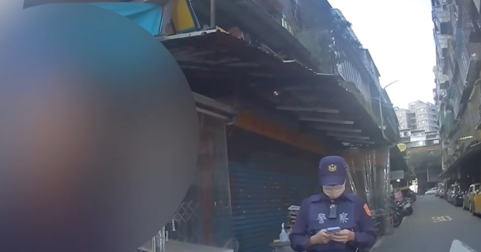 警方發現機車違停，車主陳男隨即奔向警方並稱是包包的主人。（翻攝畫面）