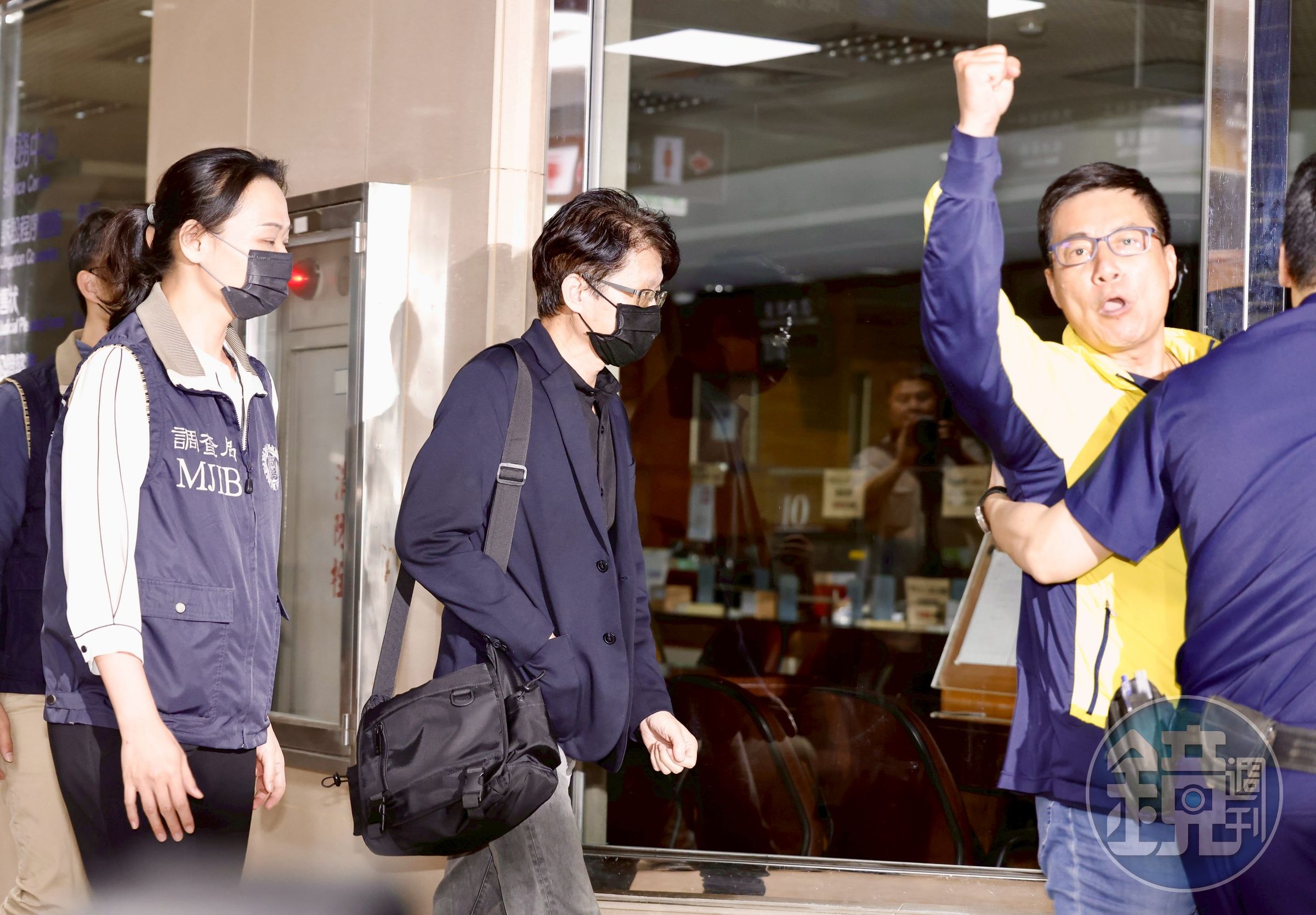 姚富文高喊台北罷雙吳,曾繁川則戴著口罩低調步入地檢署。