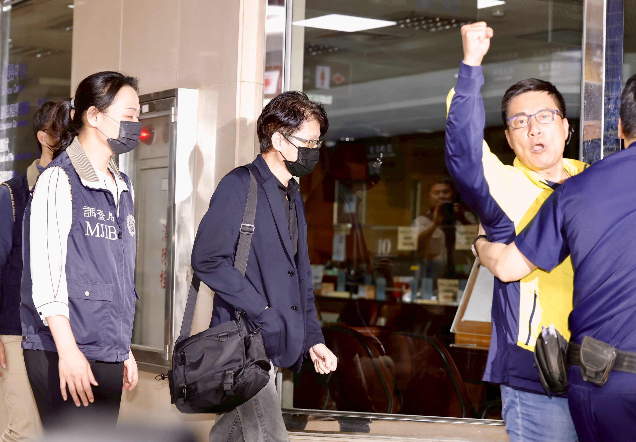 姚富文高喊台北罷雙吳，曾繁川則戴著口罩低調步入地檢署。
