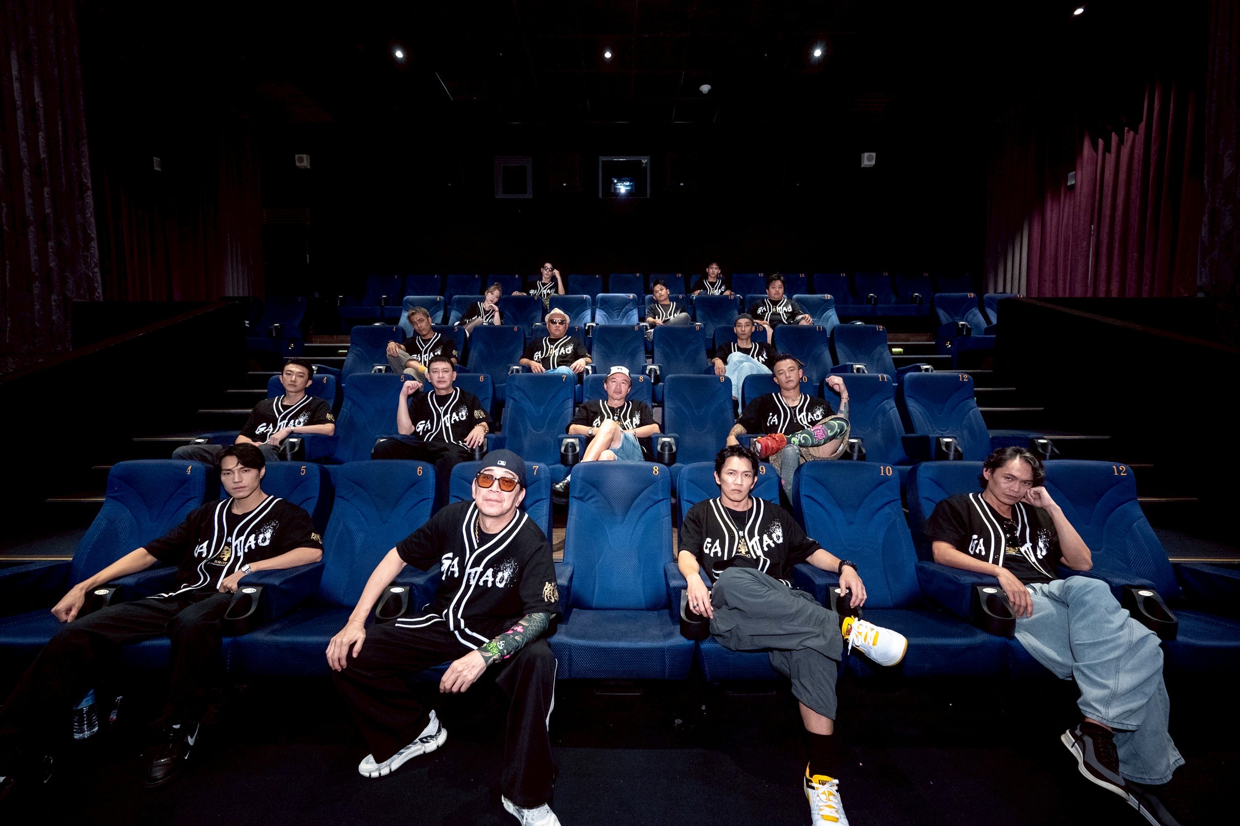 王識賢與「北館五虎」在夜店合體，不僅演唱電影片尾曲，還一起大跳〈APT.〉，氣氛超嗨。（曼尼娛樂提供）