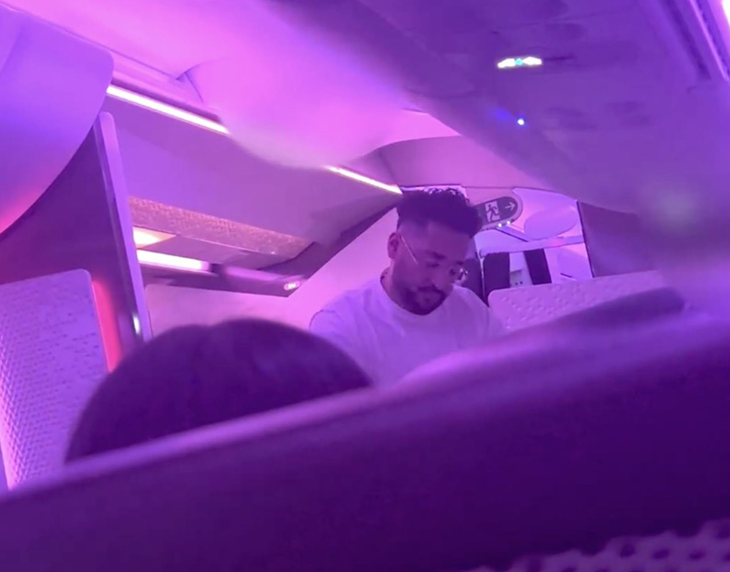伊夫提卡爾2023年在飛機上喝醉失態,恐嚇空服員。(翻攝紐約郵報)