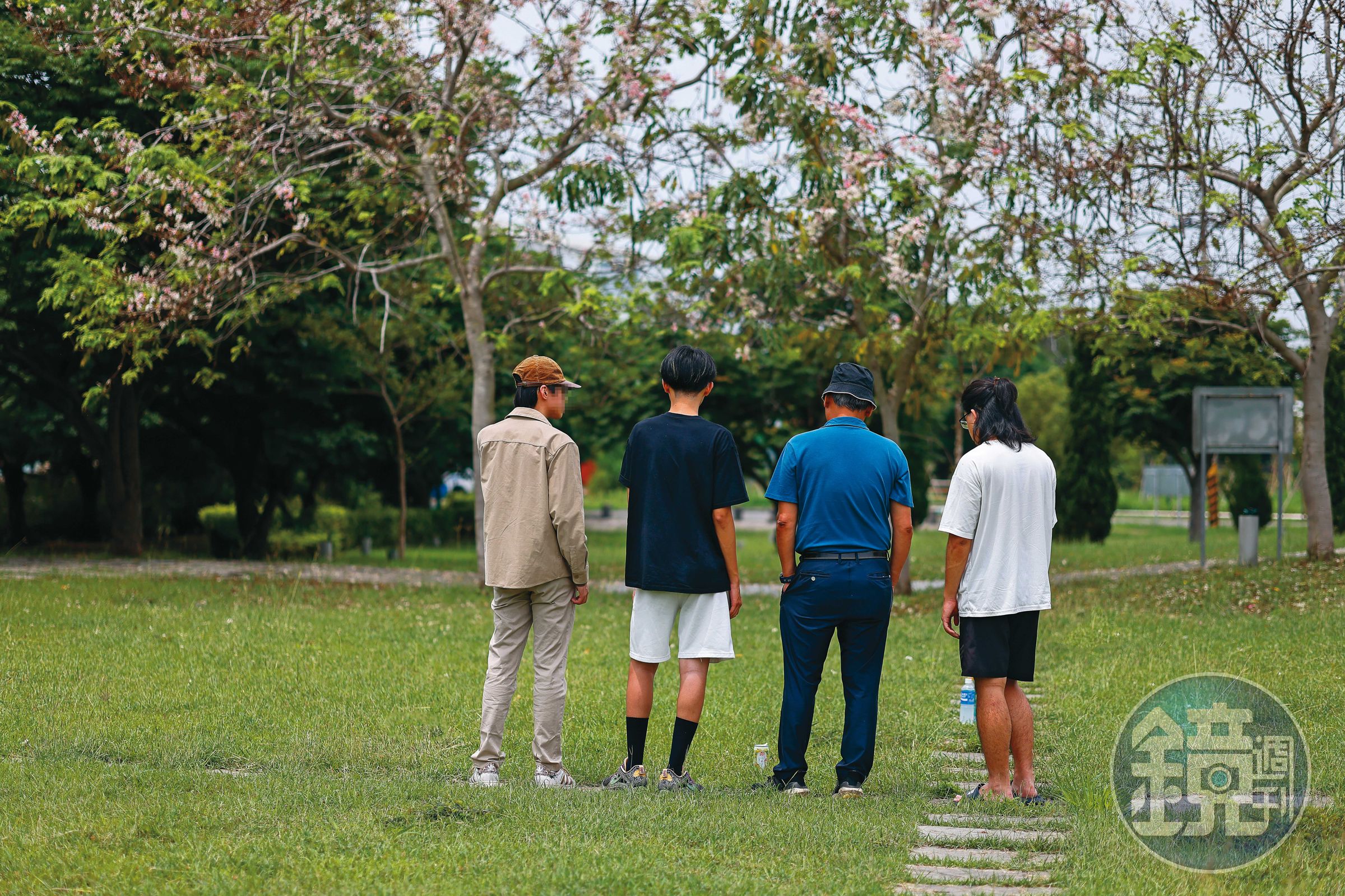 父親(右2)與同學們在樹葬園區悼念小宇。