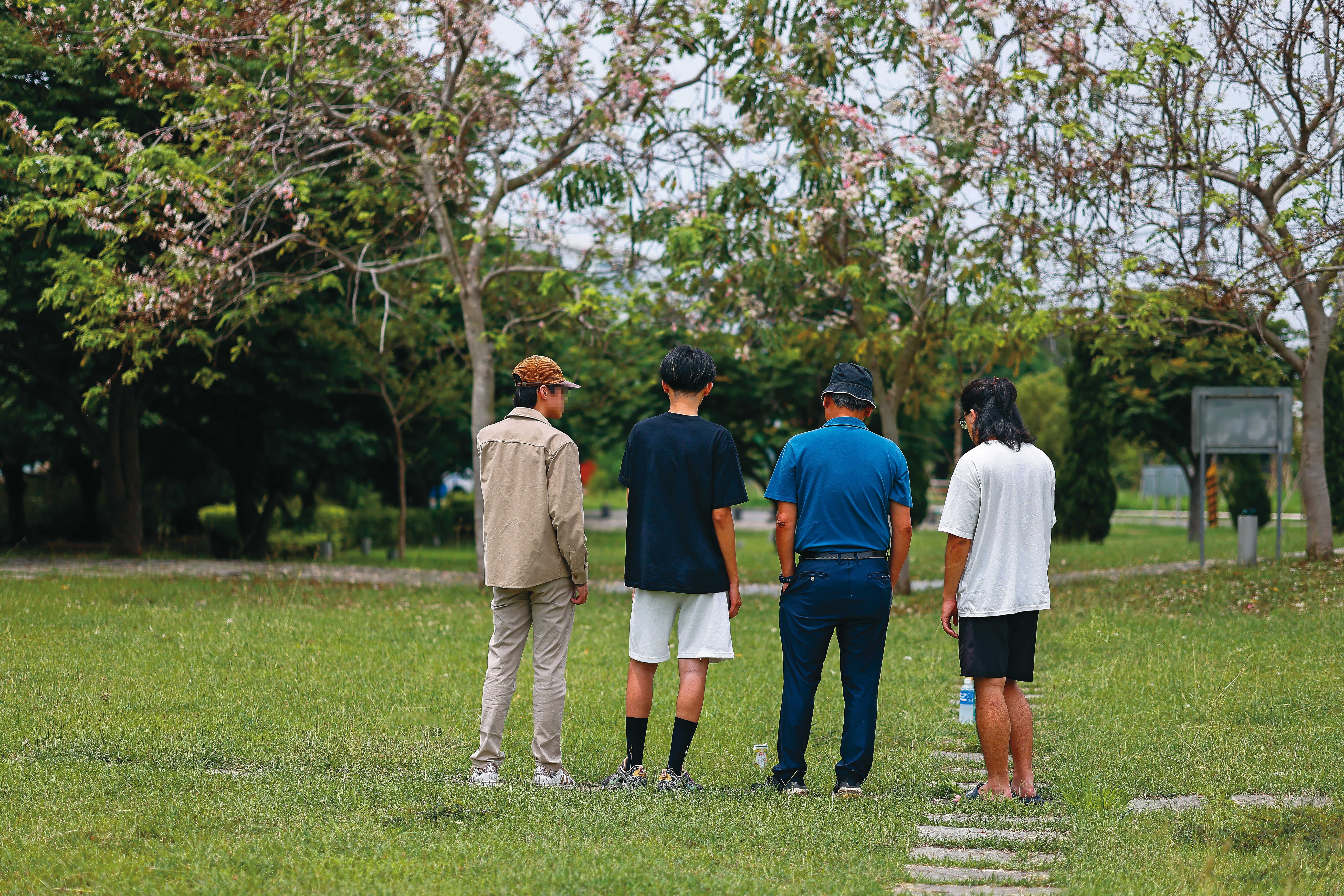 父親（右2）與同學們在樹葬園區悼念小宇。