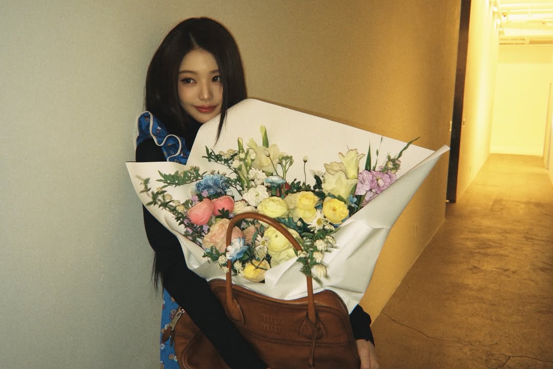 張員瑛把Miu Miu的Vivant當作花器，將女孩的浪漫發揮到最大化。（翻攝自張員瑛IG）