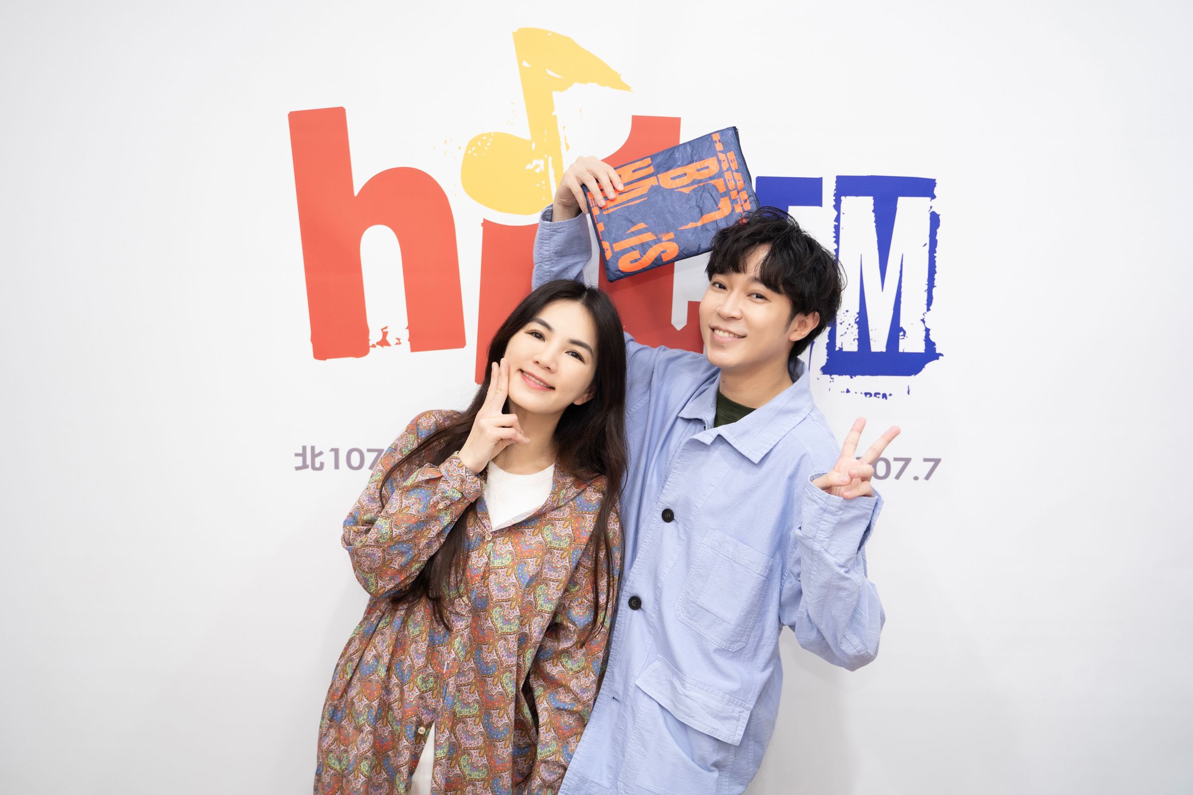 Ella陳嘉樺擔綱主持期間限定節目《ELLA'S RADIO SHOW》，第三集邀來好朋友吳青峰。（Hit Fm聯播網提供）