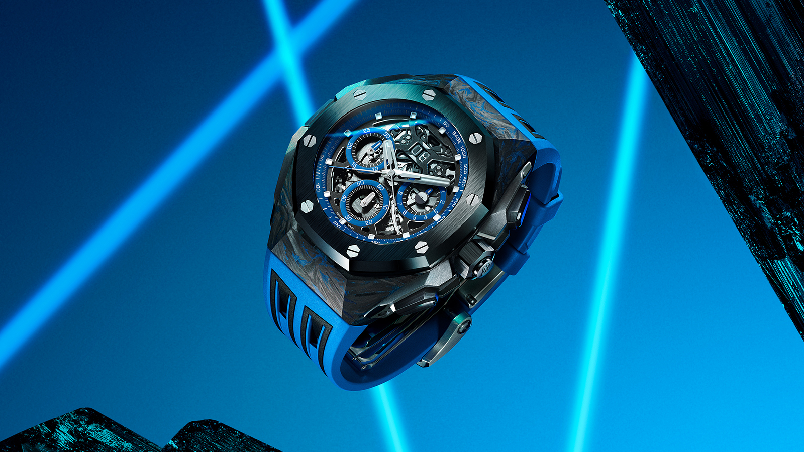 AP今年推出全新鍛造碳材質，打造一款Royal Oak Concept皇家橡樹概念系列雙追針GMT大日期計時碼錶，可在鍛造碳中加入顏色做變化，在材質研發上持續精進。