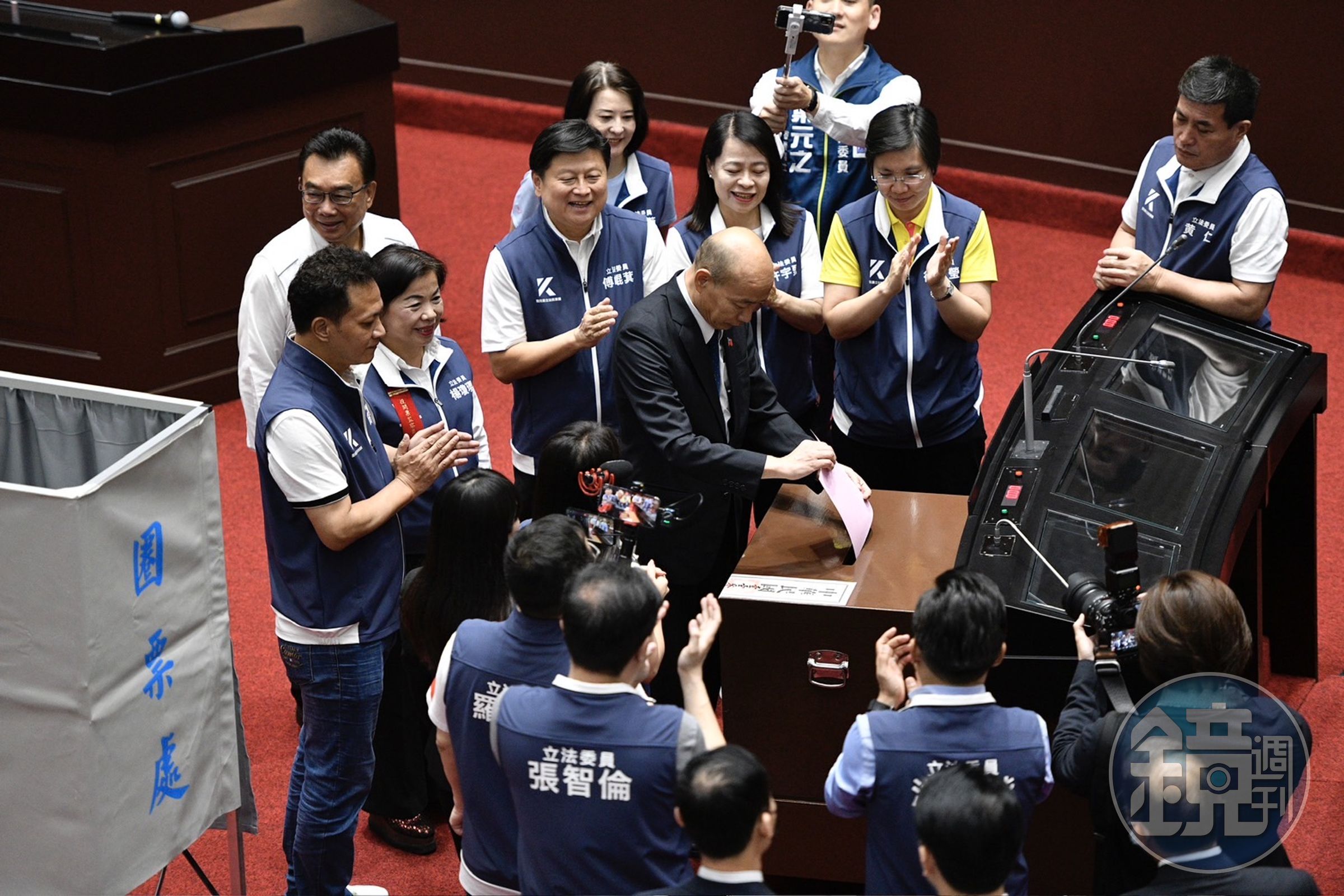 韓國瑜親自參與投票,藍委拍手歡迎,綠委批院長議事不中立。