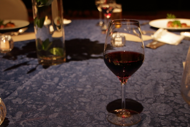 一名網友抱怨，公司竟然有「尾牙要自己請事假參加」的奇葩規定。示意圖。（翻攝自photoAC）