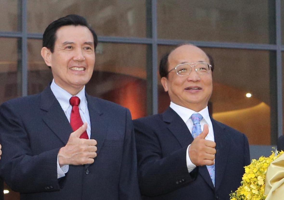 胡志強貼出與馬英九的舊照，喊話：「記得他的好。」（翻攝胡志強臉書）