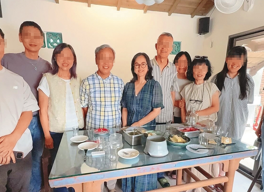 葉蘊儀(左四)在社群po了不少與其他陶藝老師交流、參觀陶藝教室的照片,生活過得鬆弛自在。(翻攝自葉蘊儀IG)