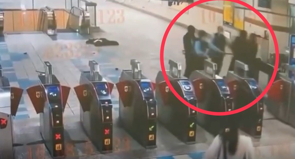 員工與老闆吵架竟大鬧捷運站，站長噴辣椒水、保全持鋼叉制服。 （警方提供）