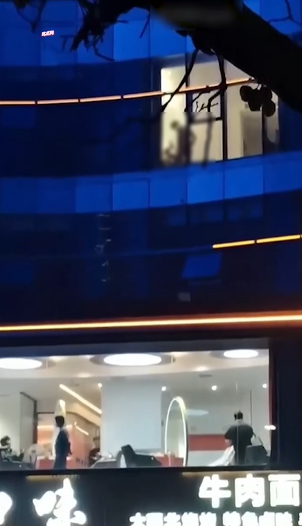 樓下就是髮廊跟牛肉麵館，都還在營業中。（翻自《吃瓜網》）
