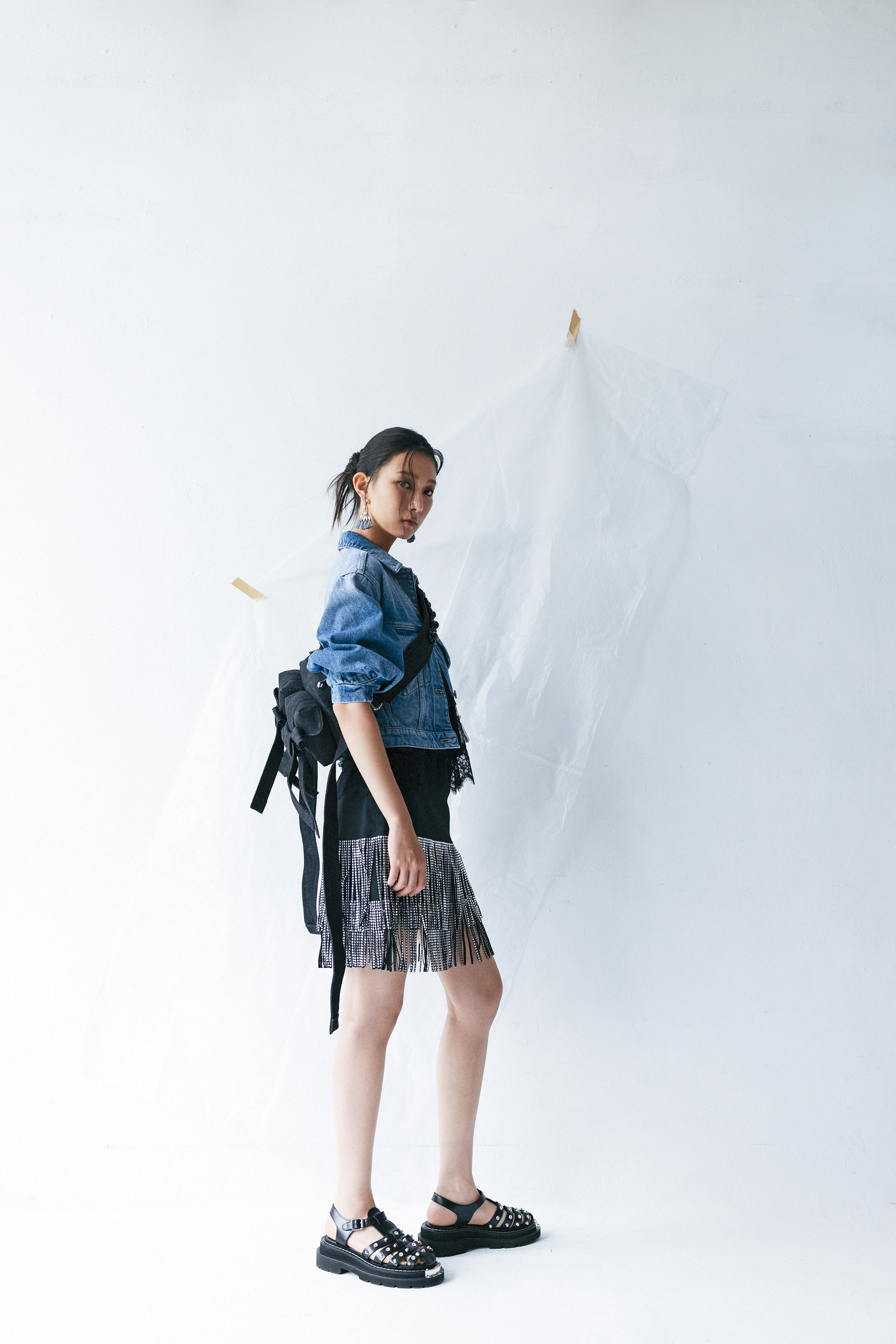 丹寧外套 NT$8,200 by ALLSAINTS、黑色紗質上衣 NT$6,100 by ALLSAINTS、水鑽流蘇短裙  價格店洽 by MICHAEL KORS、黑色鉚釘羅馬鞋 NT$12,090 by SANDRO、黑色丹寧布料肩背包 NT$23,800 by Simone Rocha。