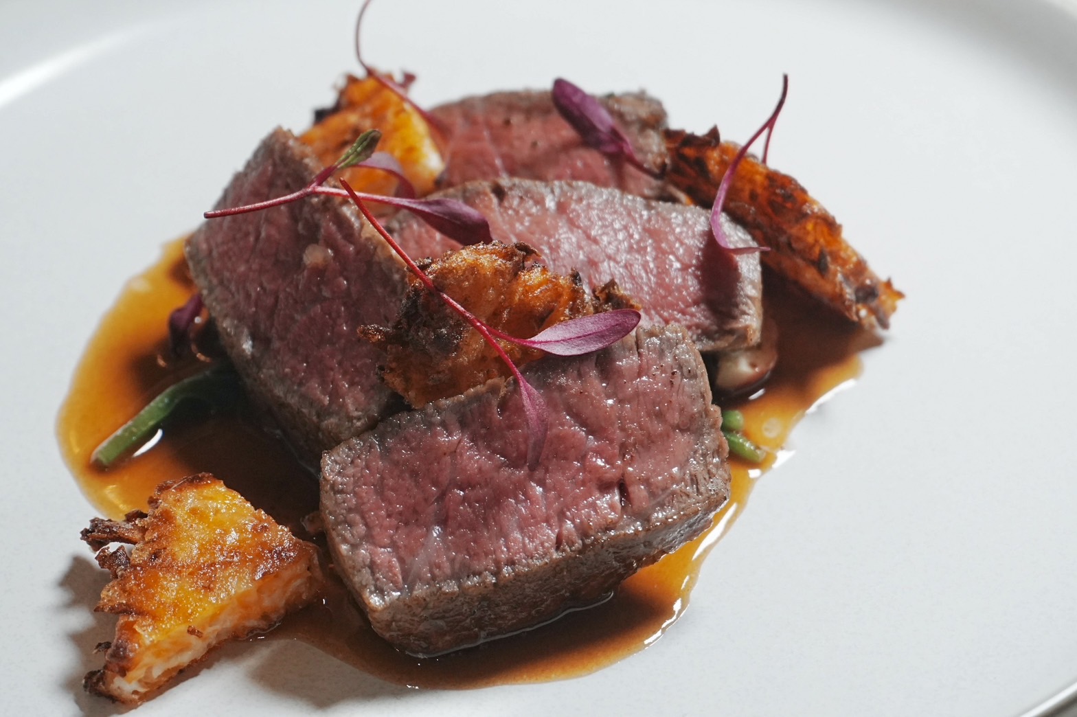 「日本A5和牛菲力牛排」香煎至肉質呈現紅寶石般的三分熟，柔嫩甜美的肉質搭壽喜燒芥末醬，略帶酸度的醇厚甘口更提升了和牛的鮮甜。（2,880元／份）