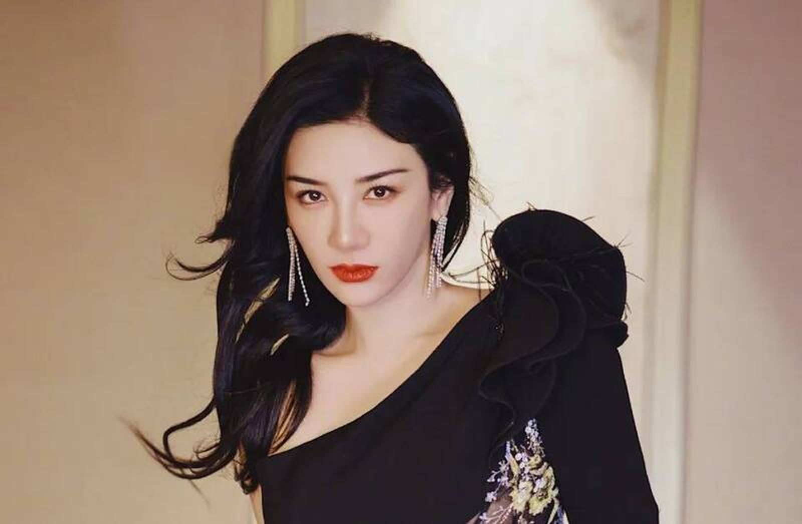 黃奕與第二任前夫黃毅清離婚前後爭議不斷，雙方曾多次在網路上隔空互相指控，黃毅清後來因販毒案件遭判刑15年。（翻攝黃奕微博）