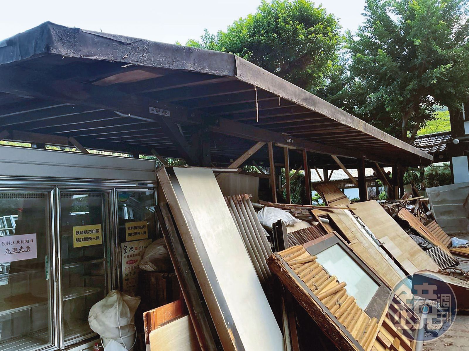 皇池溫泉會館將廚房外圍的違建拆除，等待市府檢查。（讀者提供）