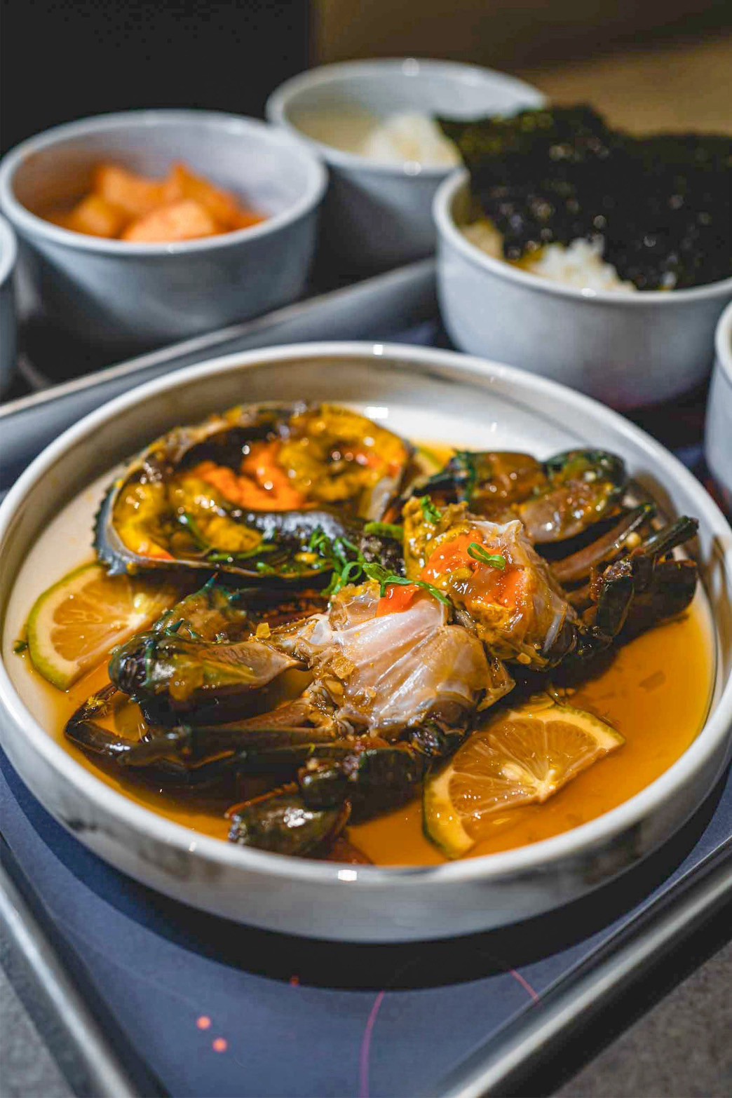 「剝皮辣椒生醃醬蟹」等所有套餐都包含一碟生醃、一碗白飯、一盤海苔片、三種泡菜，與一盅巧達濃湯。（880元／套餐）（春大直提供）