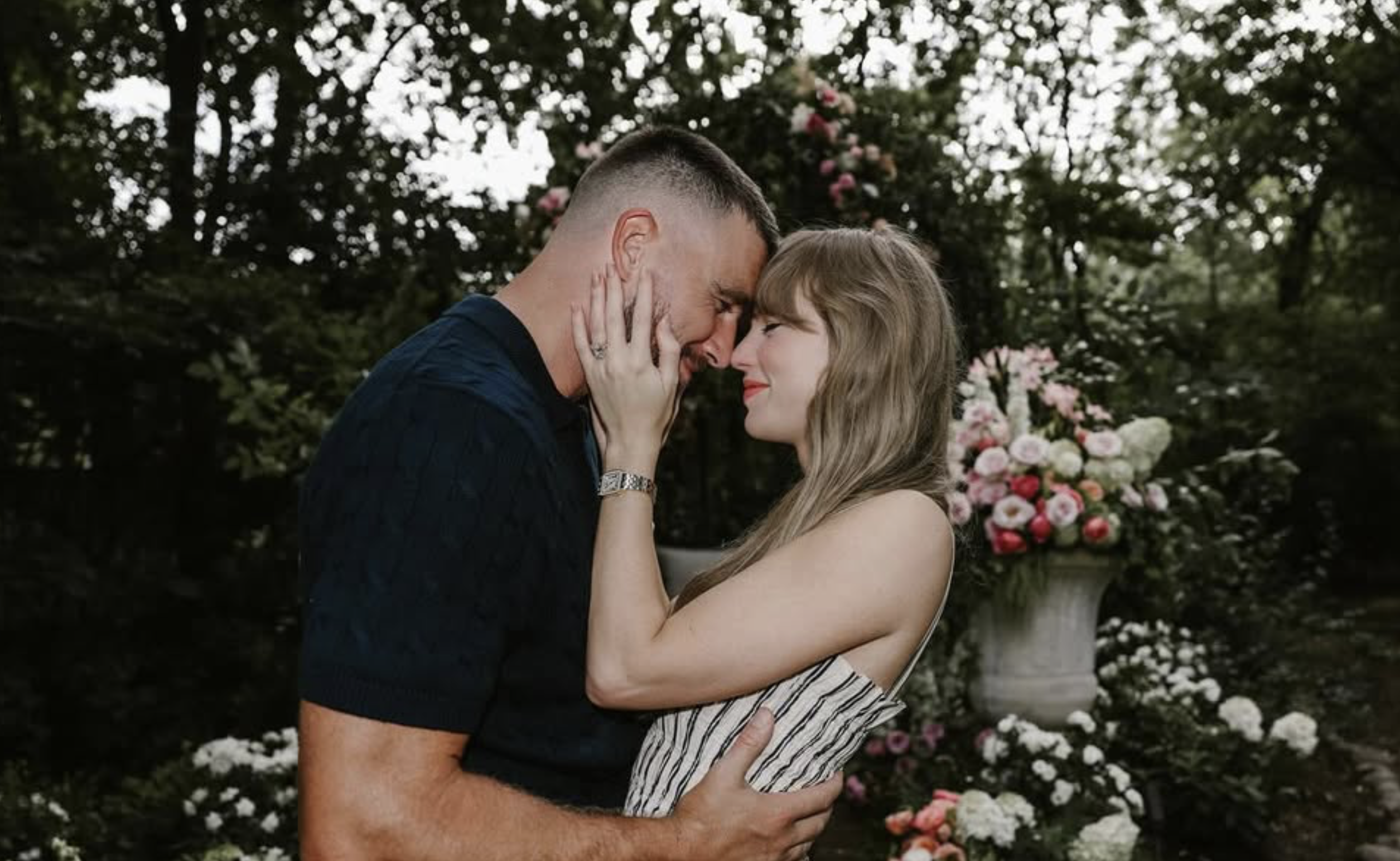 泰勒絲與男友崔維斯凱爾西宣佈訂婚後,現在傳出他們連婚禮地點都想好了。(翻攝自Taylor Swift官方Instagram)