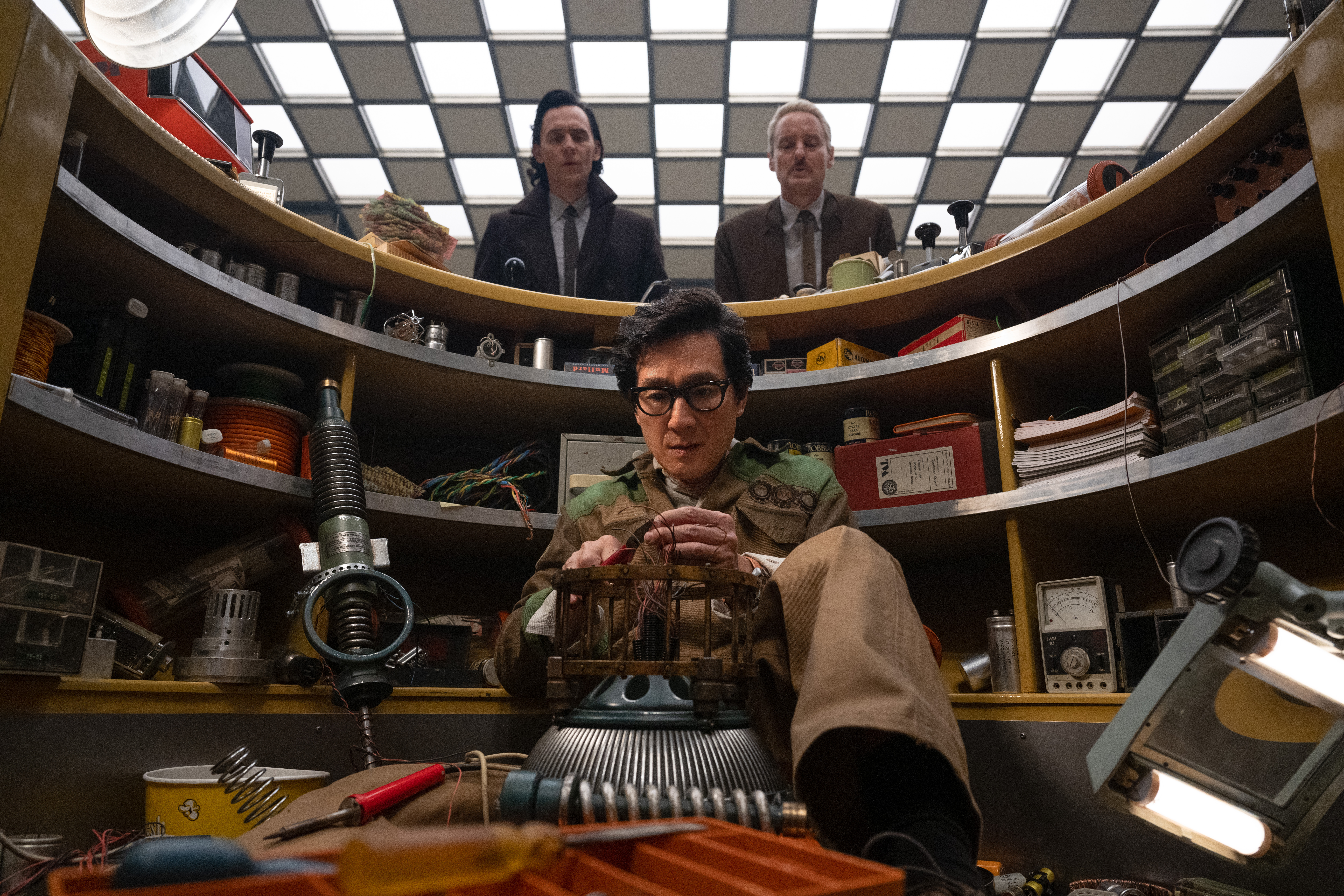 關繼威（前）加入漫威，成為《洛基》第2季的新登場人物，與湯姆希德斯頓（後排左起）、歐文威爾森繼續在解不開、理還亂的漫威時間線冒險。（Disney+提供）