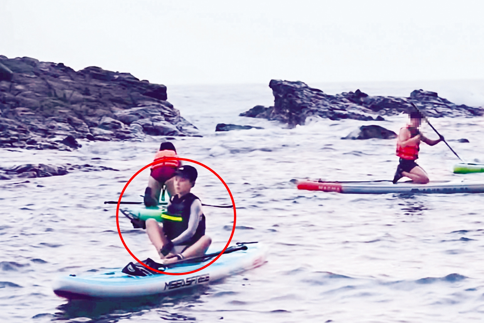 趙駿亞上傳出遊影片，也有拍到吳婉君（紅圈），復合傳言並非空穴來風。（翻攝自趙駿亞 IG）