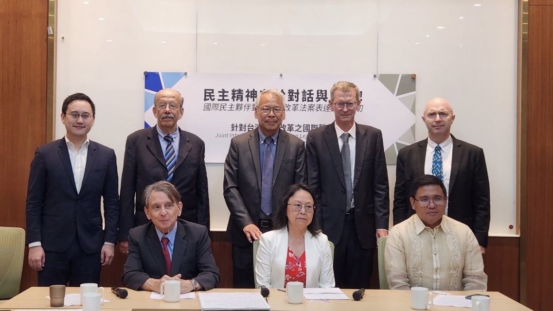 民進黨台北市議員趙怡翔與多位國際學者共同召開記者會，表達對藍白國會改革的關切。（翻攝趙怡翔粉絲專頁）