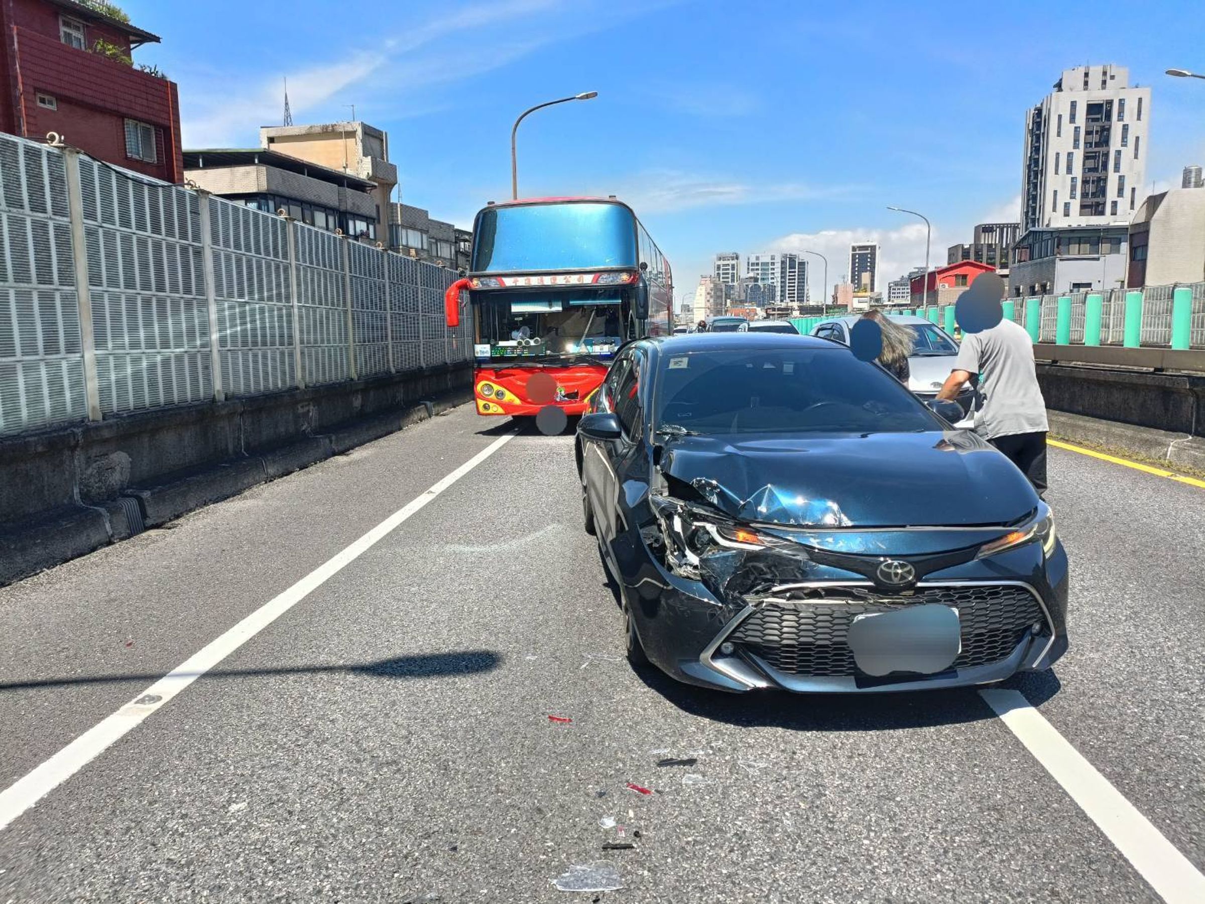 顏若芳今早駕車行駛在市民高架上,卻遭後方遊覽車追撞。(翻攝畫面)