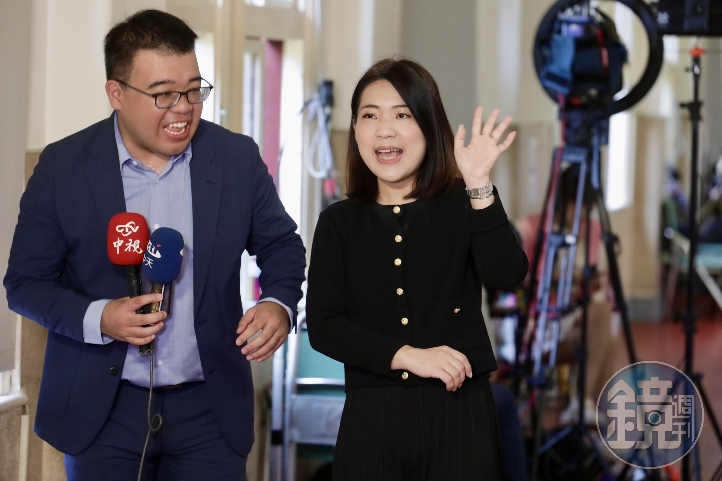 徐巧芯「旁聽」民進黨團記者會卻發生插曲,綠委質疑無法走出記者室,徐巧芯卻怪罪是媒體擋路。