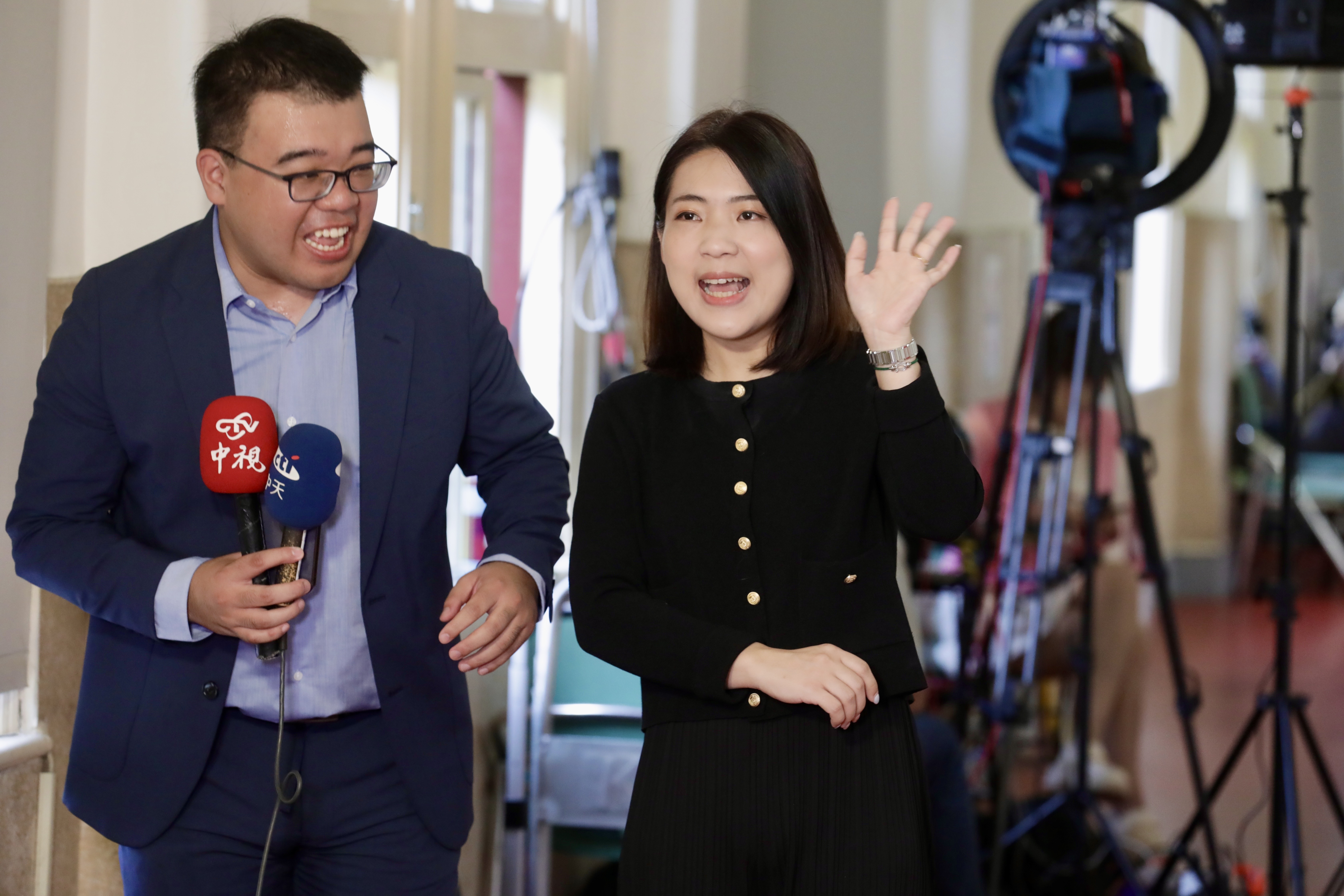 徐巧芯「旁聽」民進黨團記者會卻發生插曲，綠委質疑無法走出記者室，徐巧芯卻怪罪是媒體擋路。