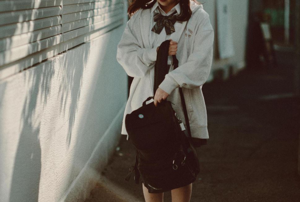 小學老師偷拍女學生裙底風光、內衣照上傳群組分享。（示意圖；pakutaso）