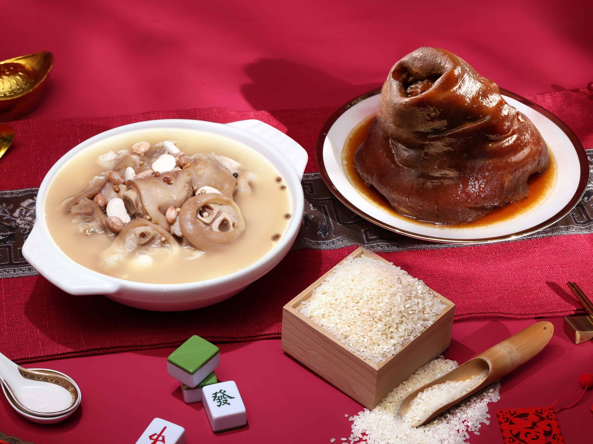 頂級肉品牌「香草豬」推出「早稻財庫」年菜組,包含主菜「黃金滷腿庫」、湯品「錦上蹄花湯」和主食「芋香米」,1,688元/組。(香草豬提供)