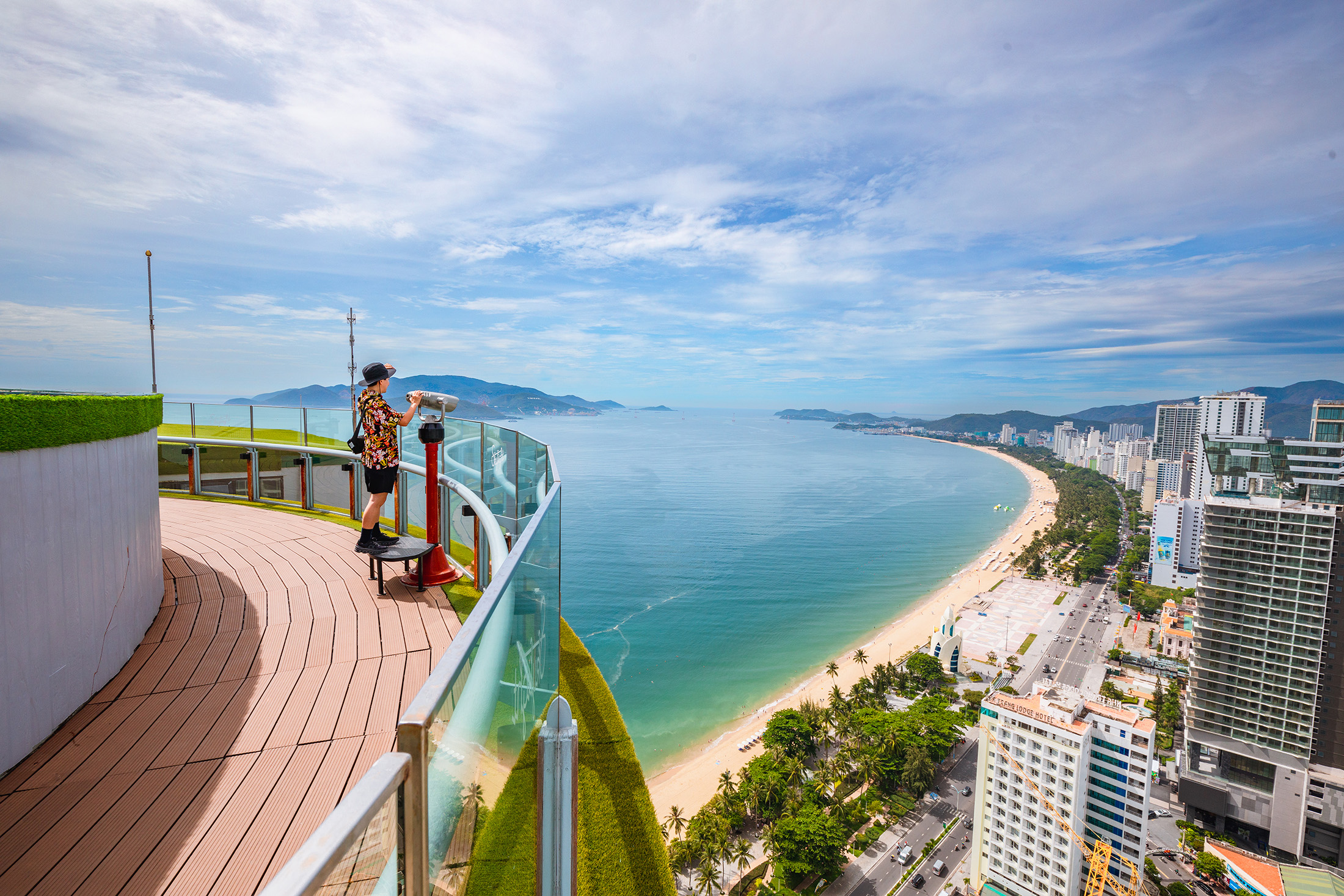 位於越南東南方的芽莊，以綿延近7公里的新月沙灘、清澈海水、親民物價獲得遊客的喜愛。