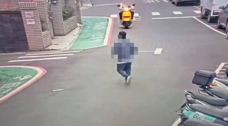 台北市內湖區瑞陽公園昨日下午發生陌生男子疑似試圖抱走孩童事件，警方獲報後迅速到場處理，並將涉案男子依法送醫偵辦。（翻攝畫面）