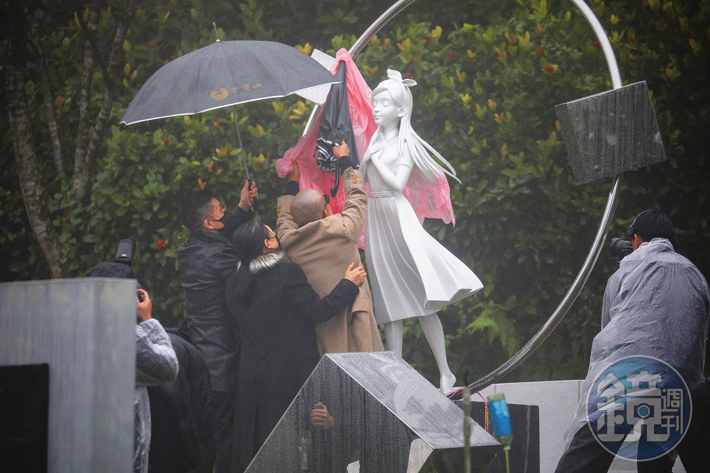 具俊曄在雨中和S媽一起揭幕紀念大S的雕像。(鏡報提供)