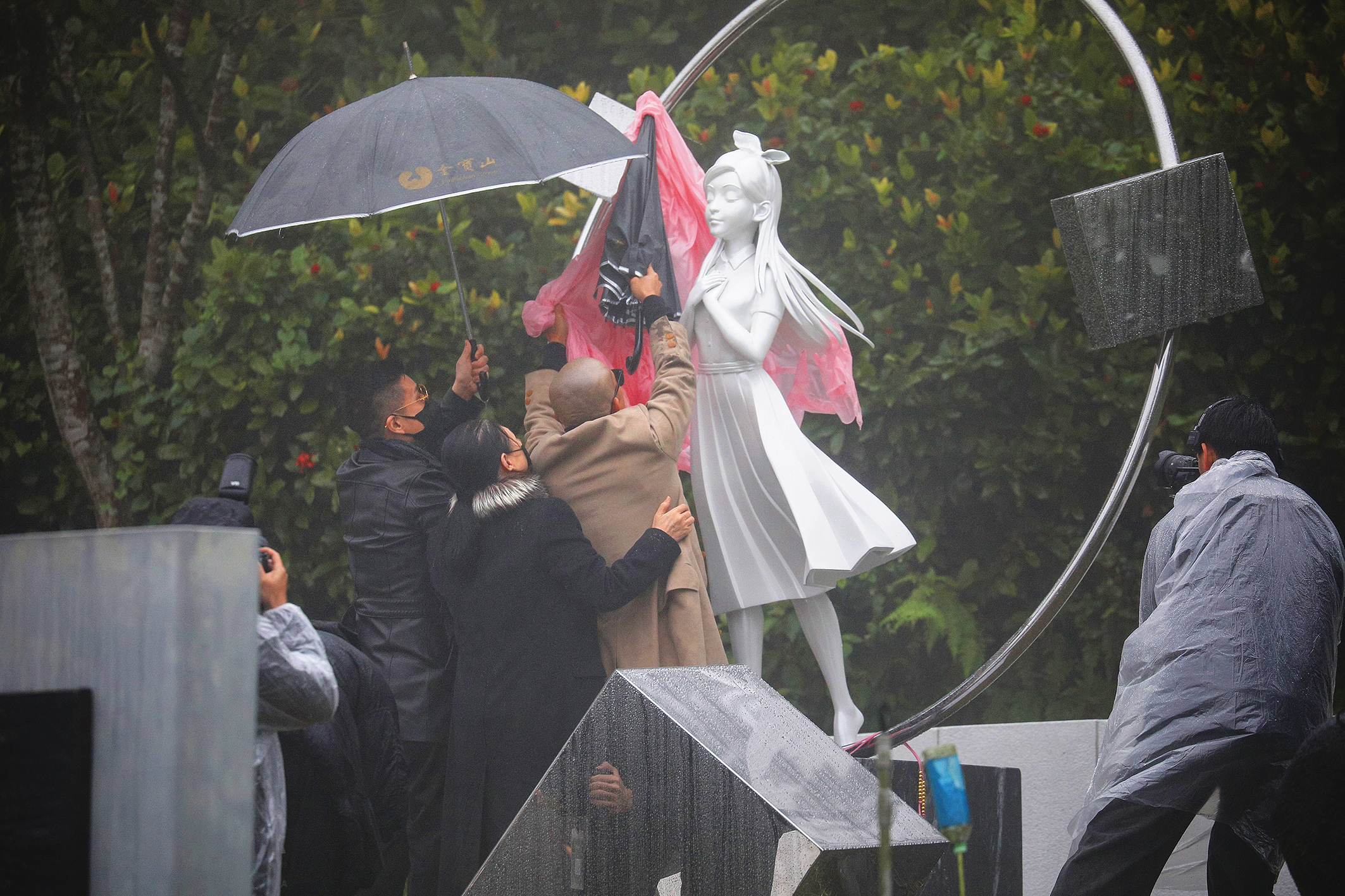 具俊曄在雨中和S媽一起揭幕紀念大S的雕像。(鏡報提供)