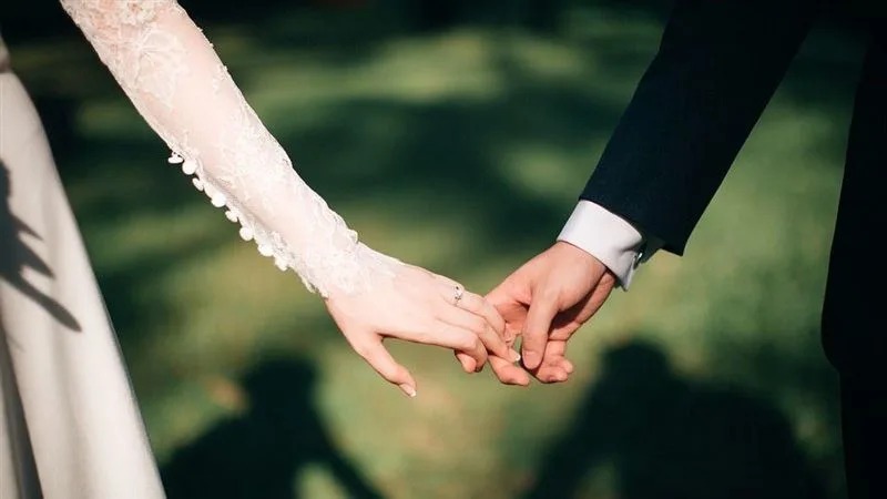 一名在私立醫院擔任急診室主任的男子沙馬（Ratan Sharma），日前喜娶美嬌娘，但新婚沒多久卻發現頭頂綠綠，示意圖。（翻攝自pixabay）