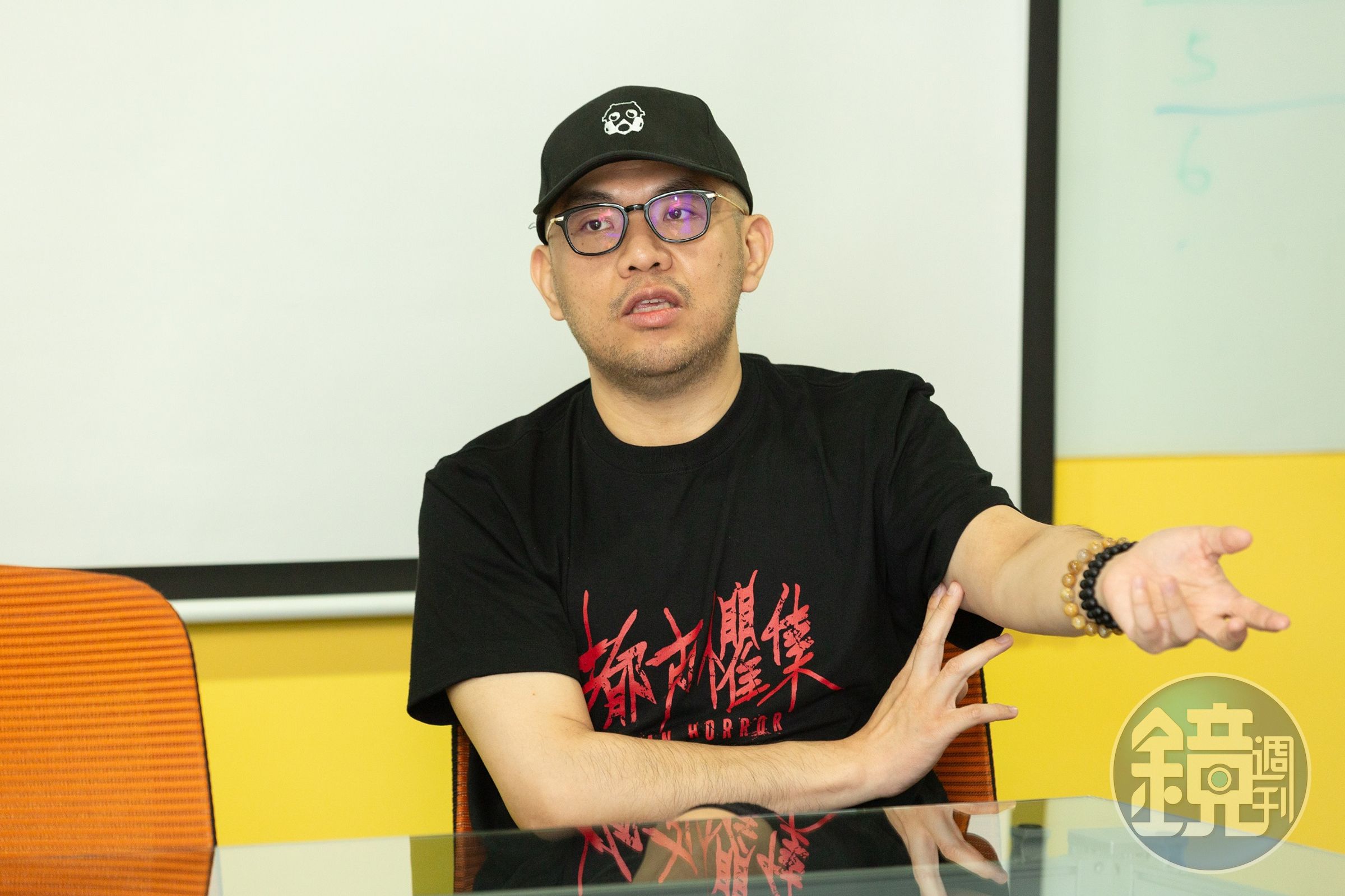劇組工作緊密，導演李俊宏拍攝時，美術團隊正在別處陳設下一個場景。