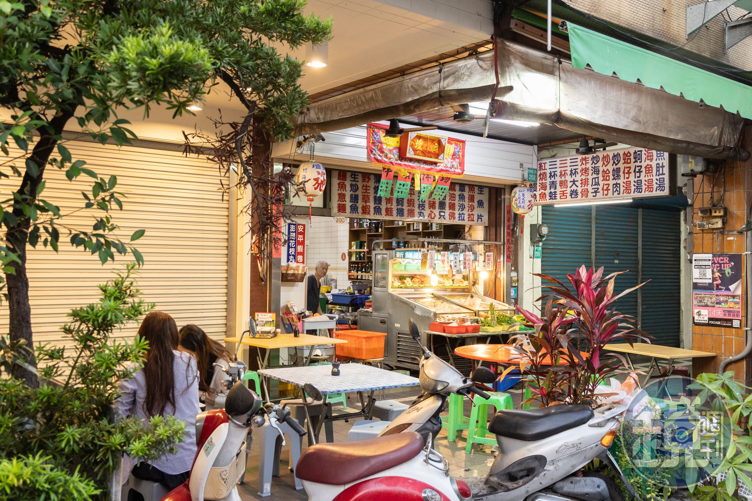在地經營逾40年的竹海產,至今依然維持古早味台式海產店的風格。